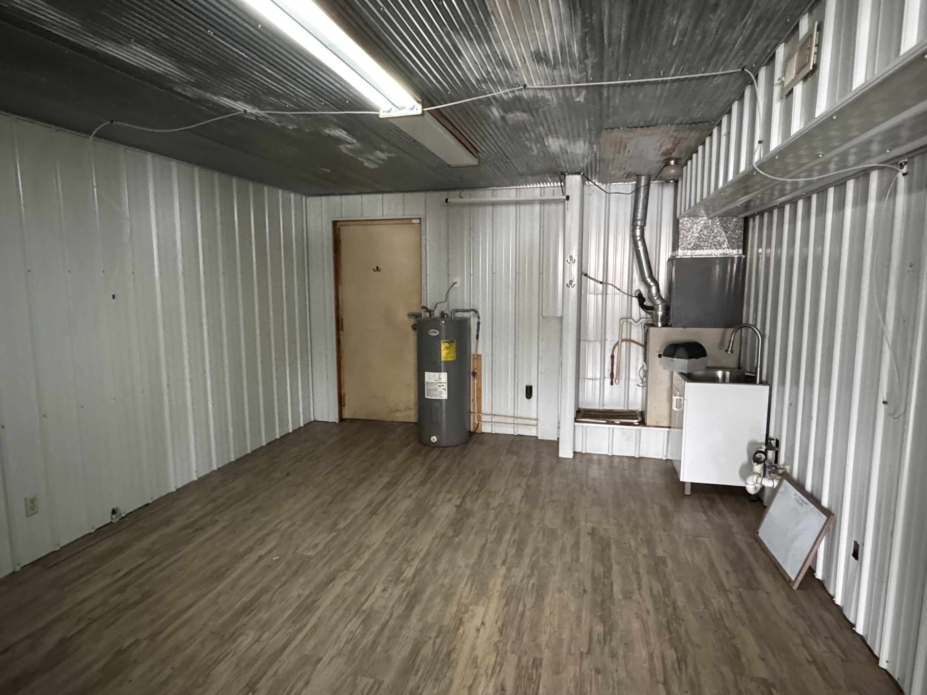 325 West Commercial Street Property Photo 19