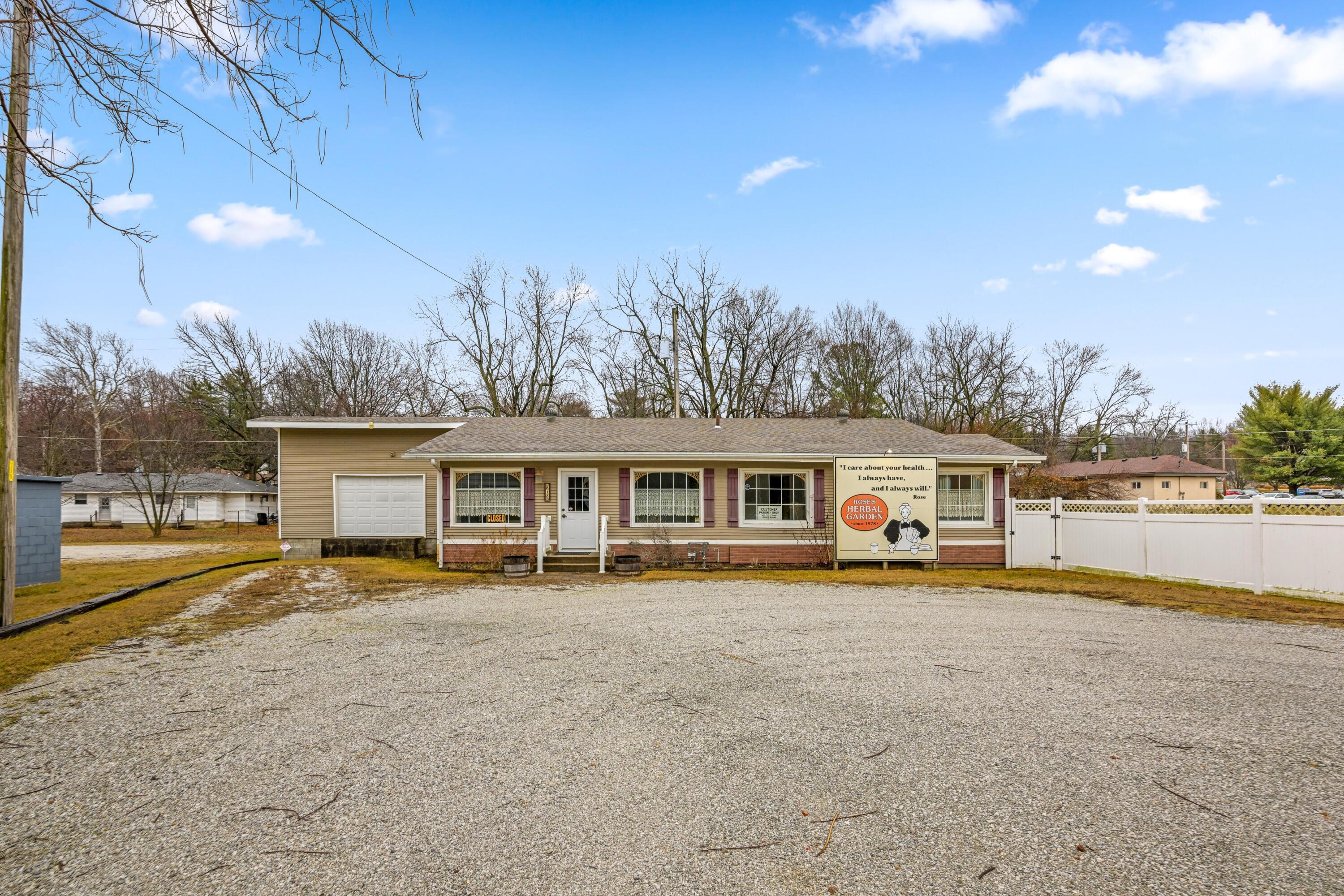 813 South Neosho Boulevard Property Photo 2
