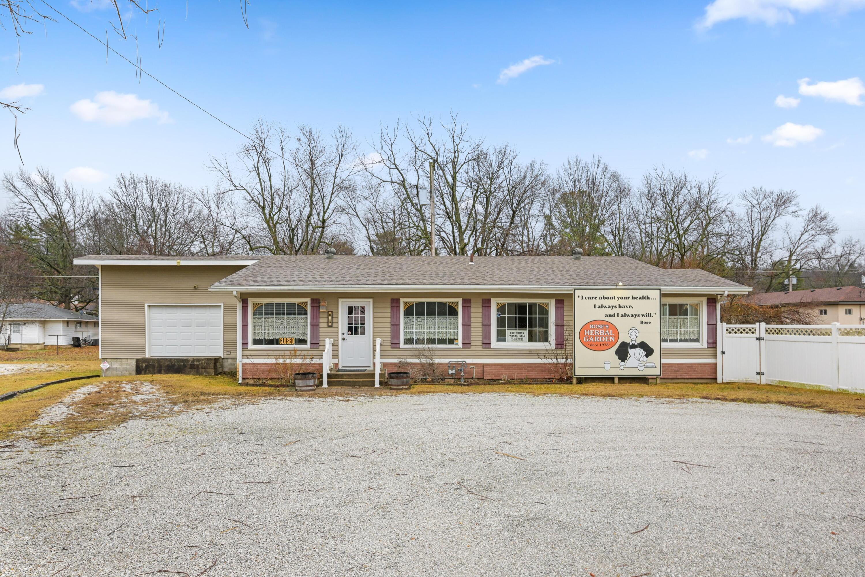 813 South Neosho Boulevard Property Photo 5