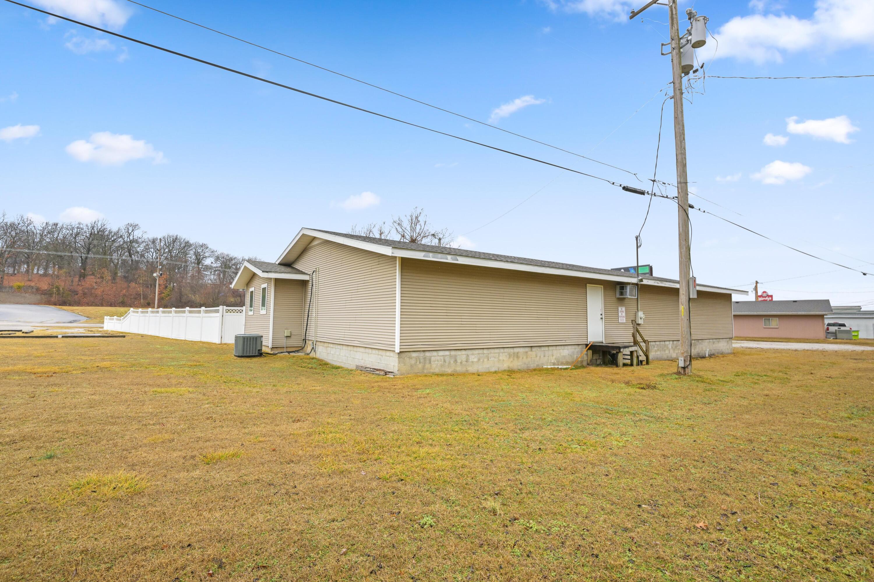 813 South Neosho Boulevard Property Photo 47