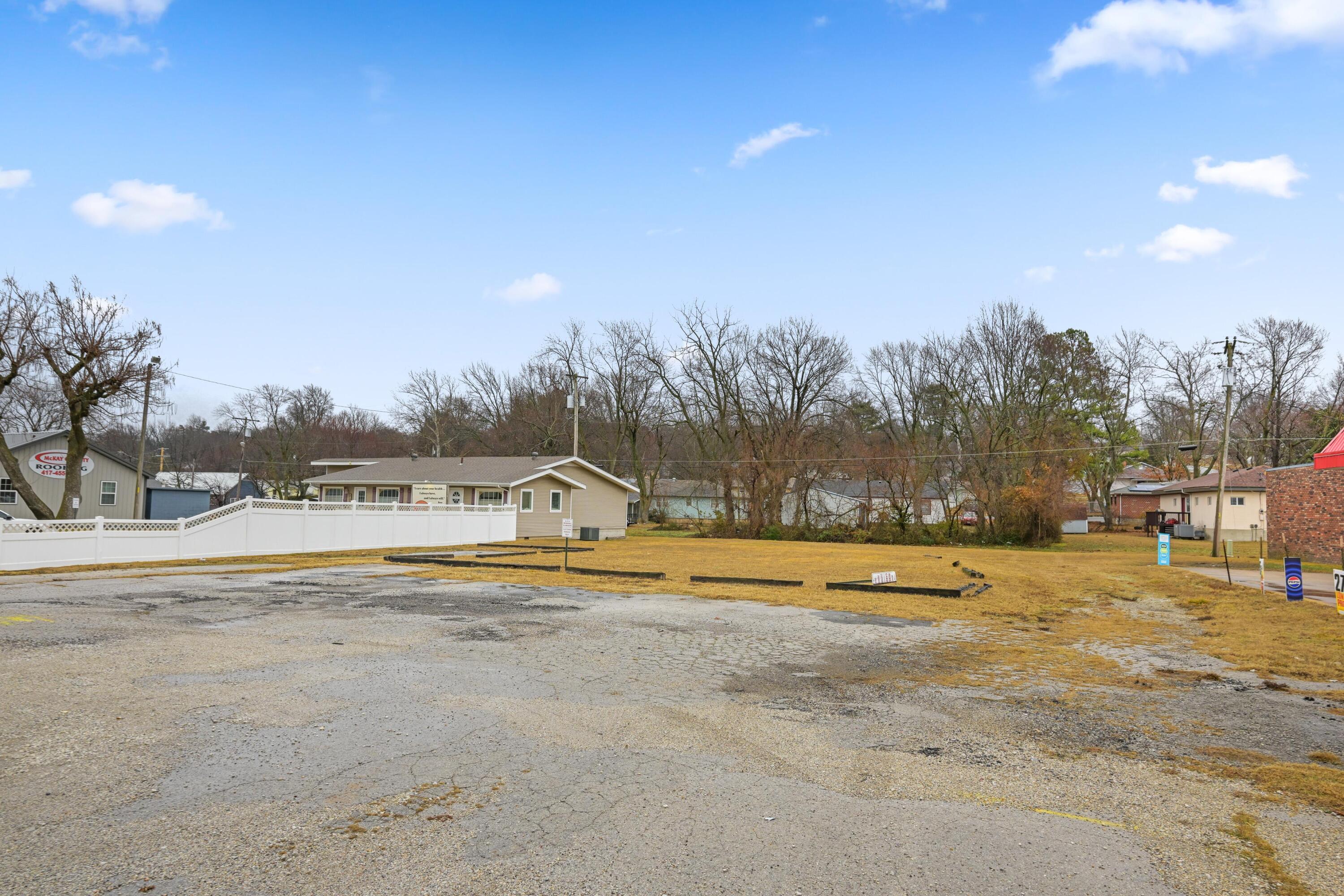 813 South Neosho Boulevard Property Photo 49