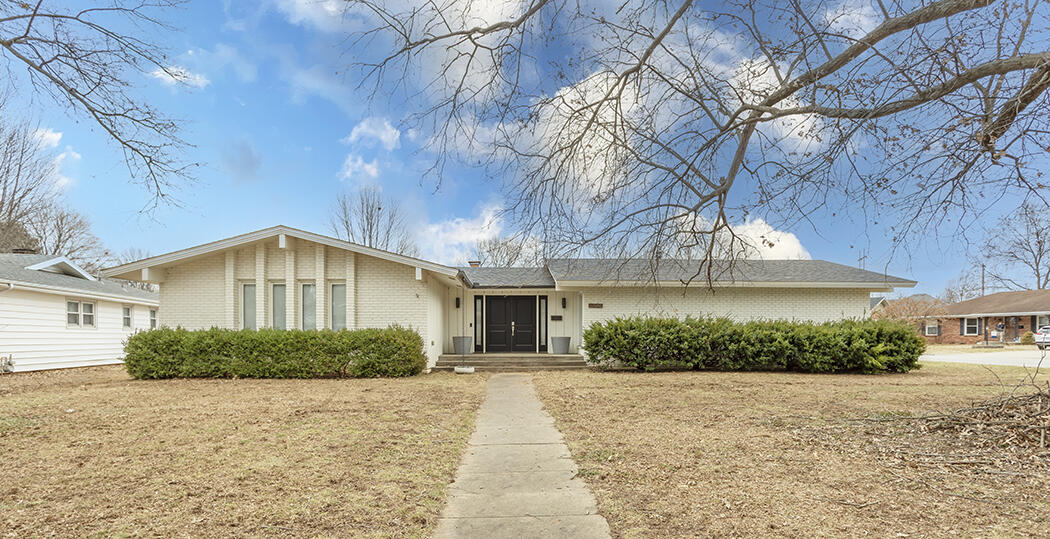 1948 East Meadow Drive Property Photo 1
