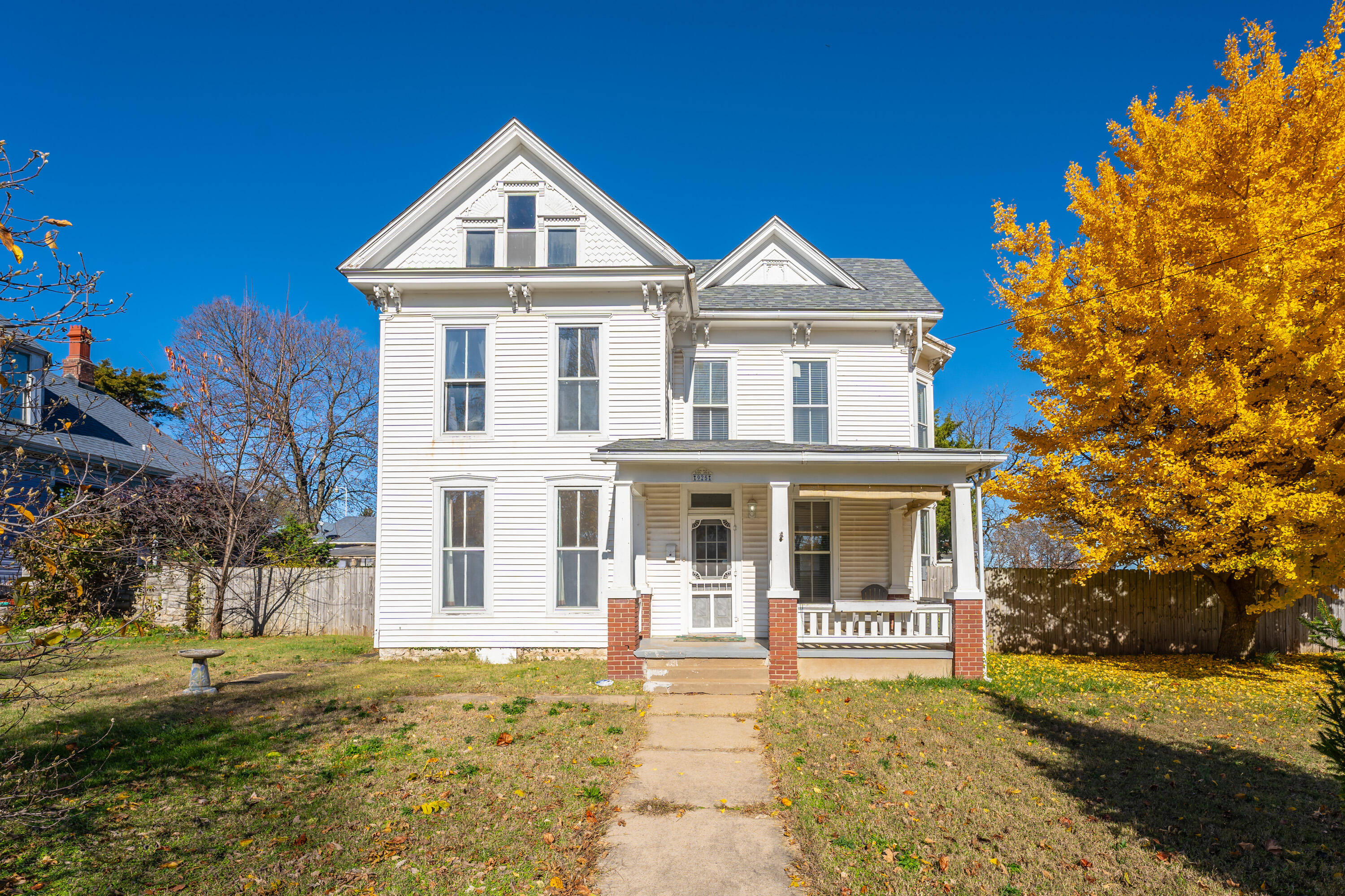 925 West Walnut Street Property Photo