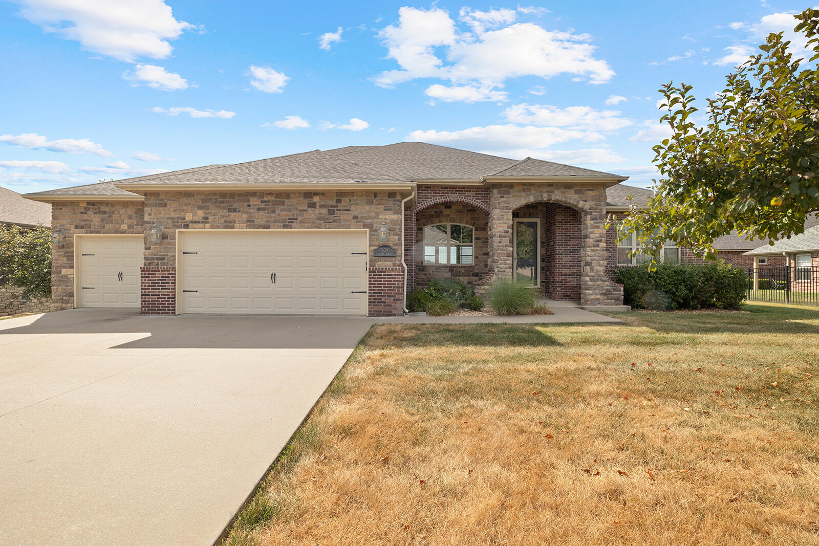 209 Stoney Pointe Drive Property Photo 1