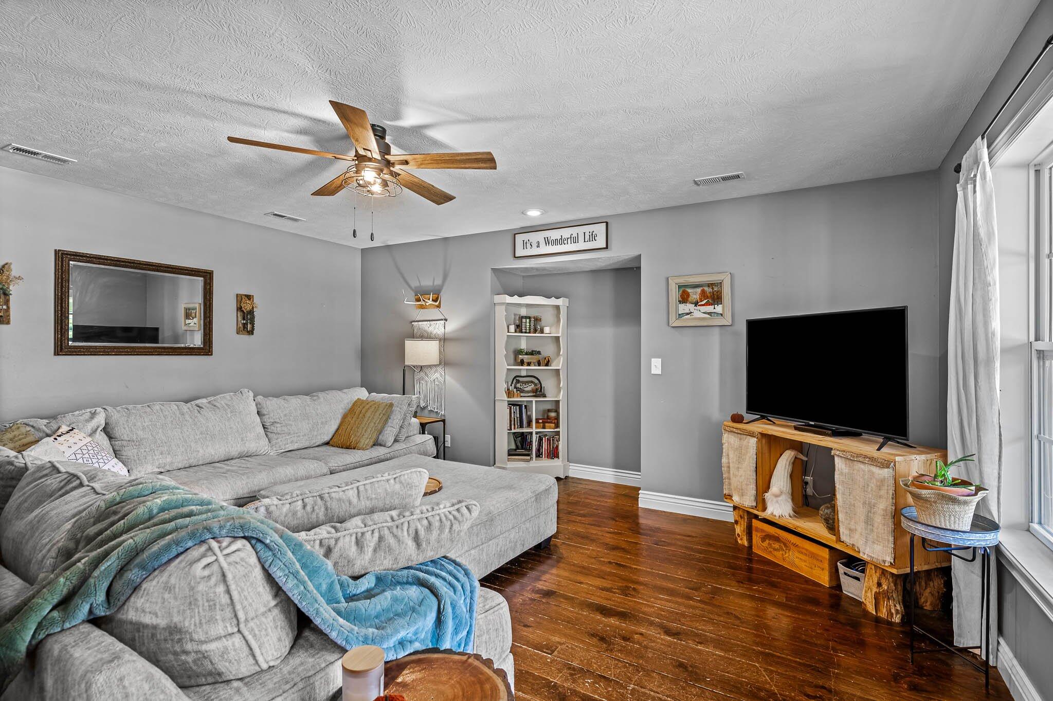 1208 East Lark Street Property Photo 3