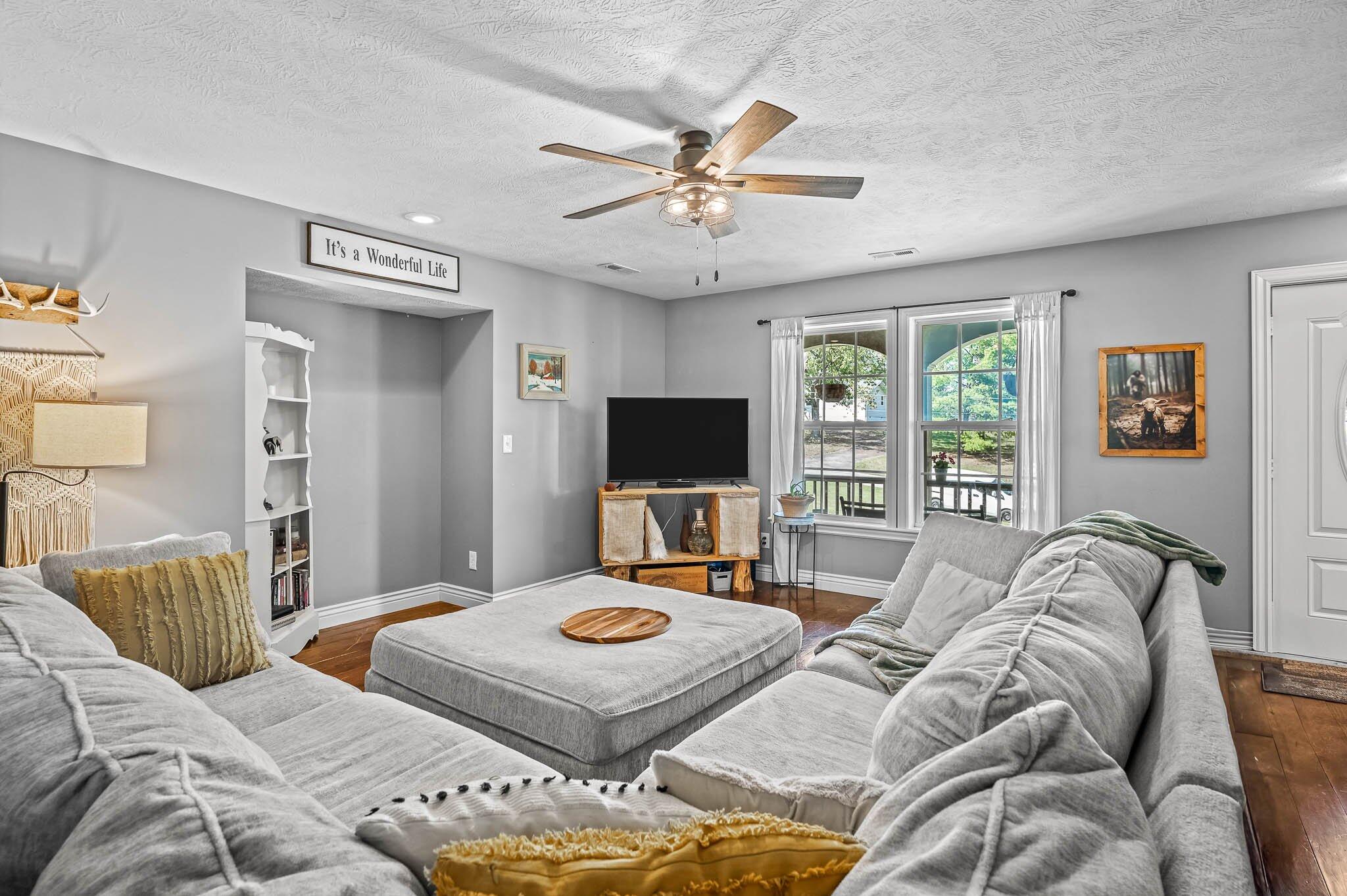 1208 East Lark Street Property Photo 5