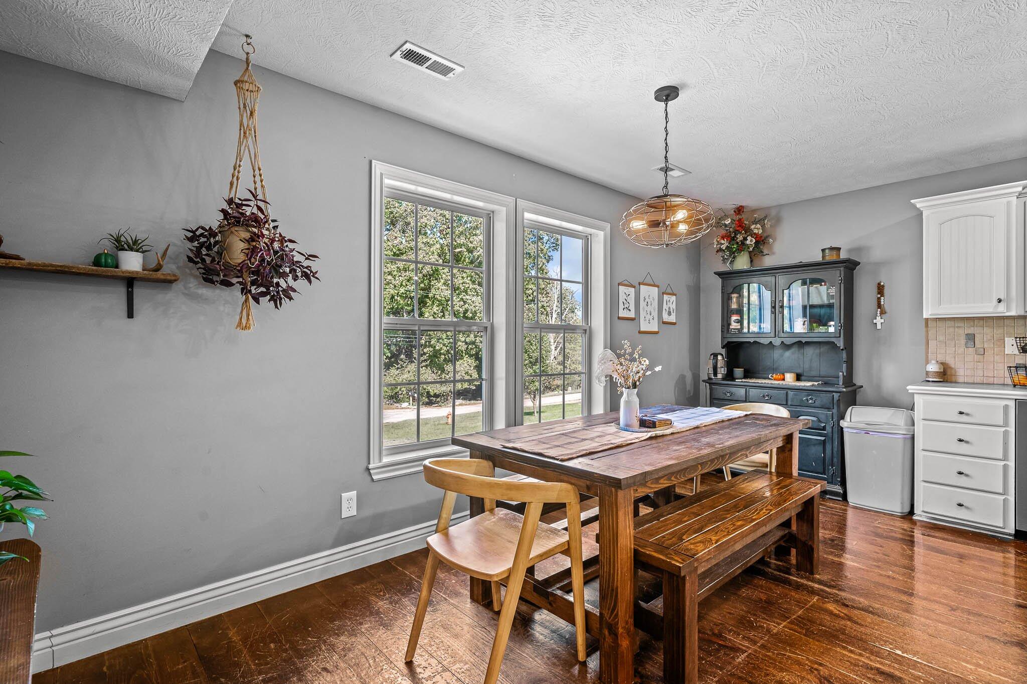 1208 East Lark Street Property Photo 7