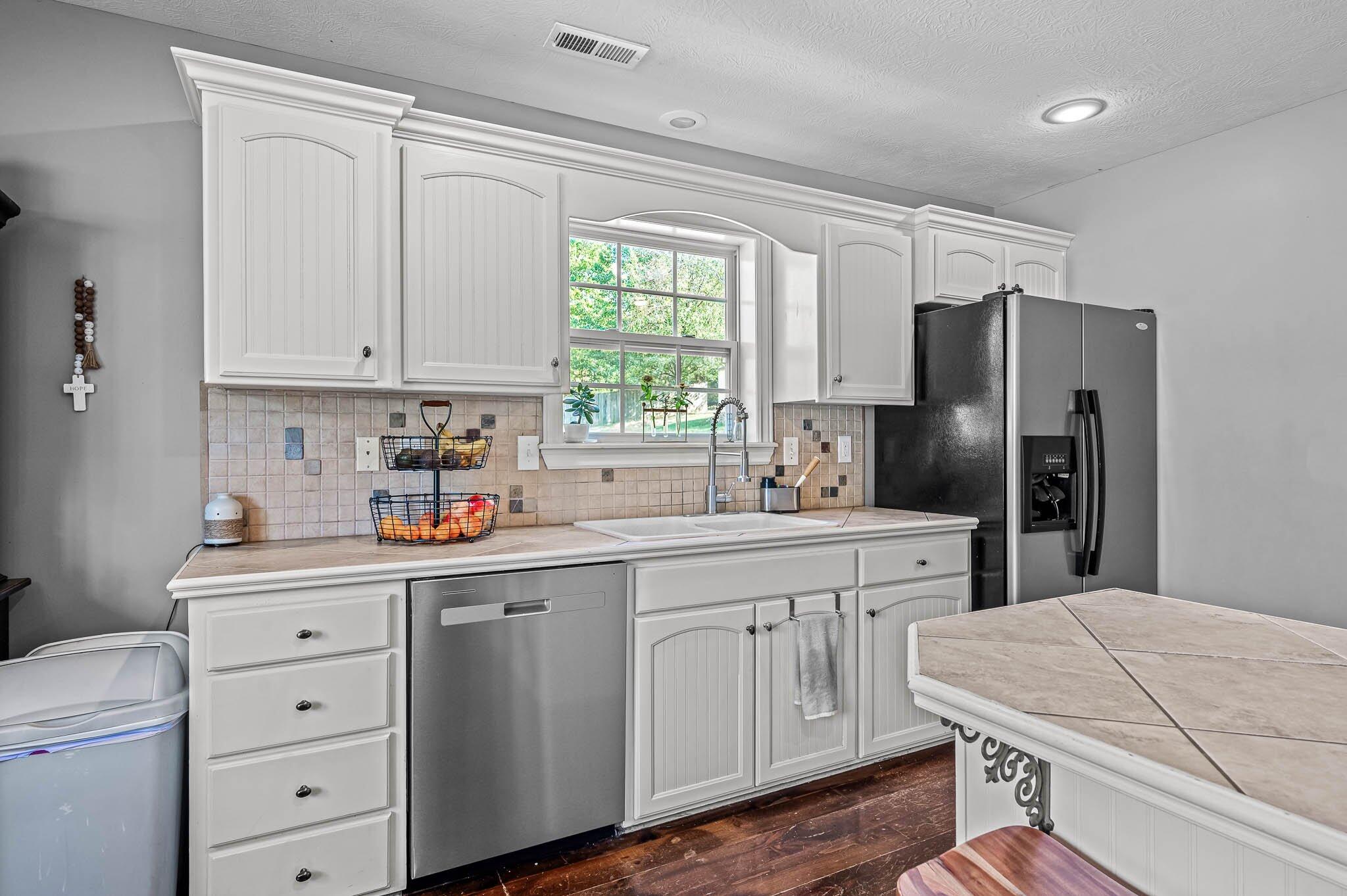 1208 East Lark Street Property Photo 9