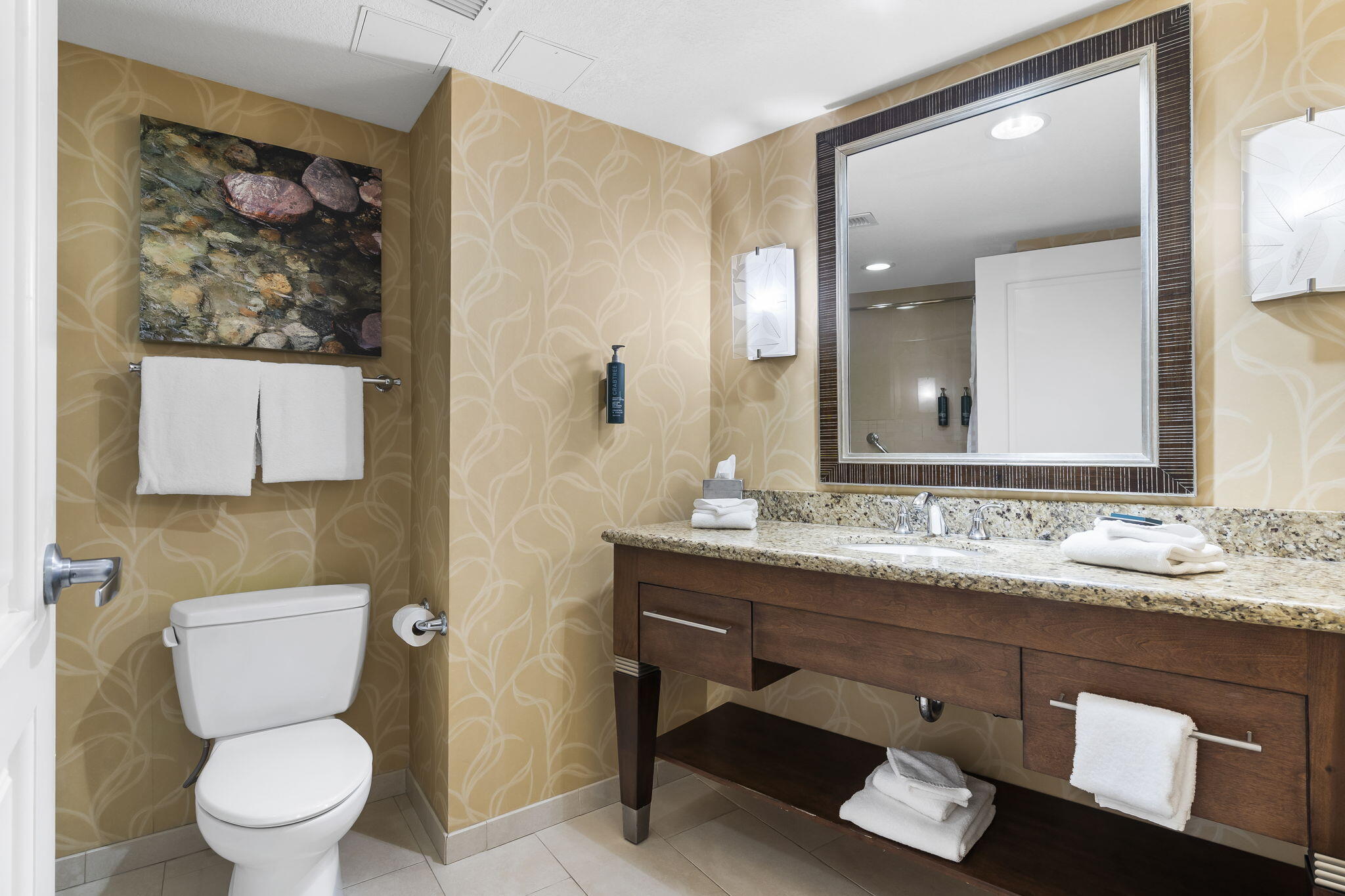 200 South Sycamore Street Property Photo 4