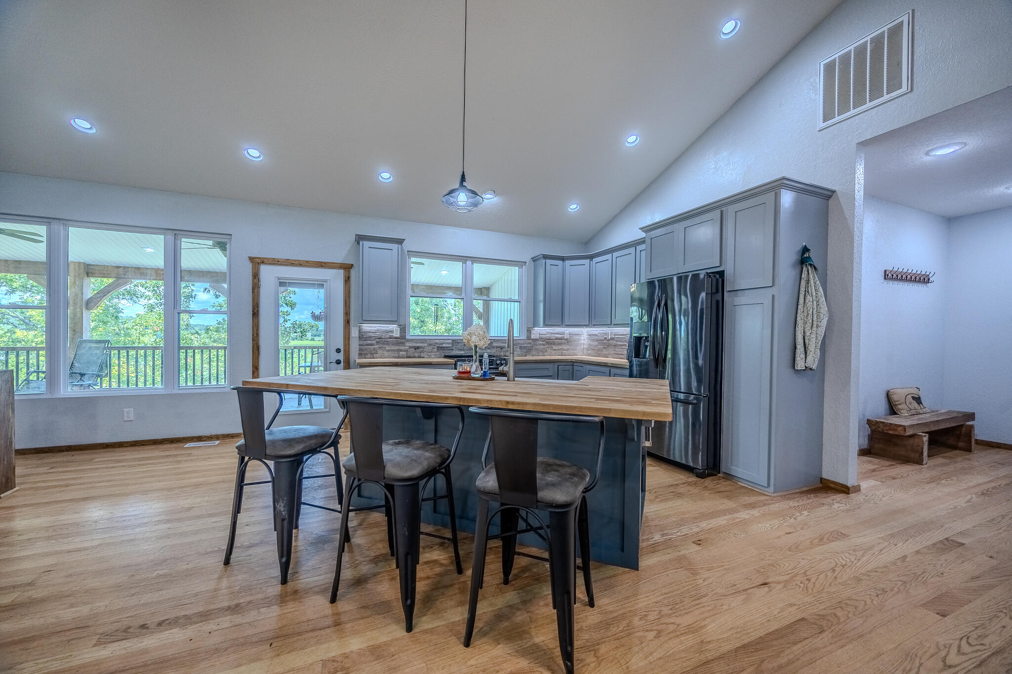 635 Shooting Star Loop Property Photo 16