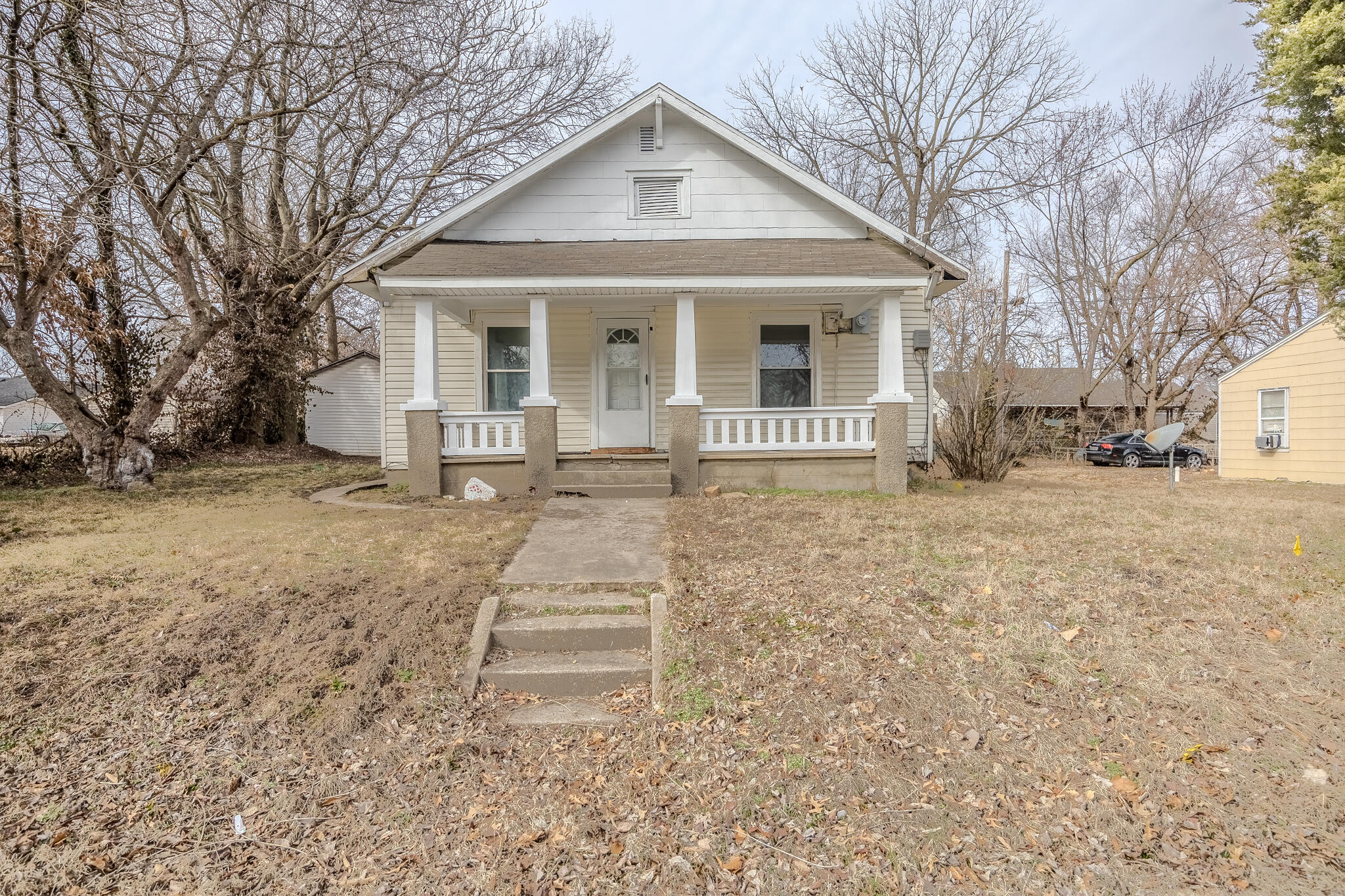 915 North Kansas Expressway Property Photo 1