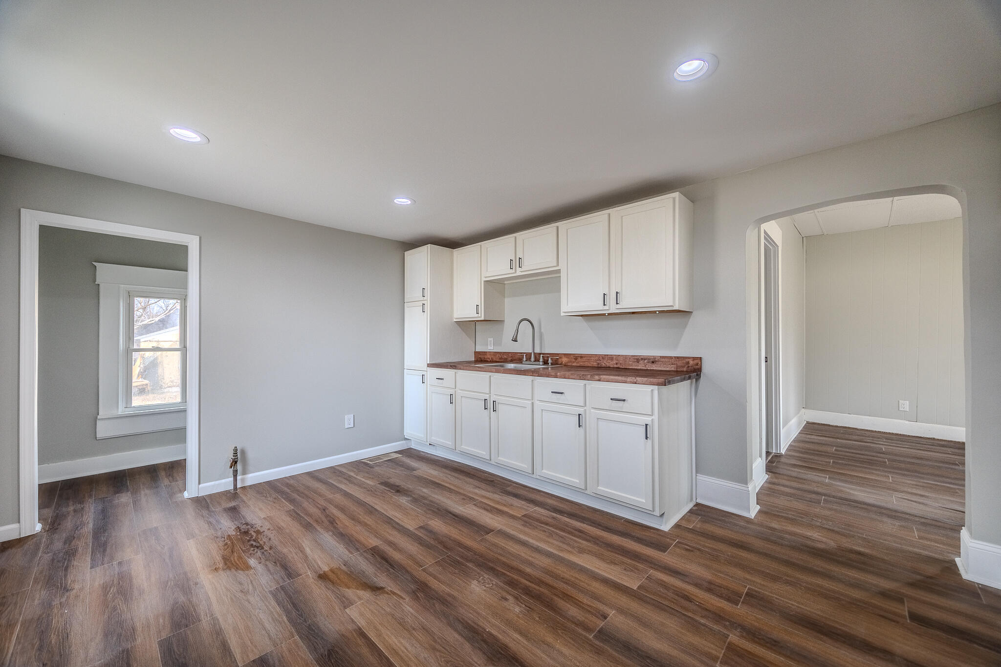 915 North Kansas Expressway Property Photo 7