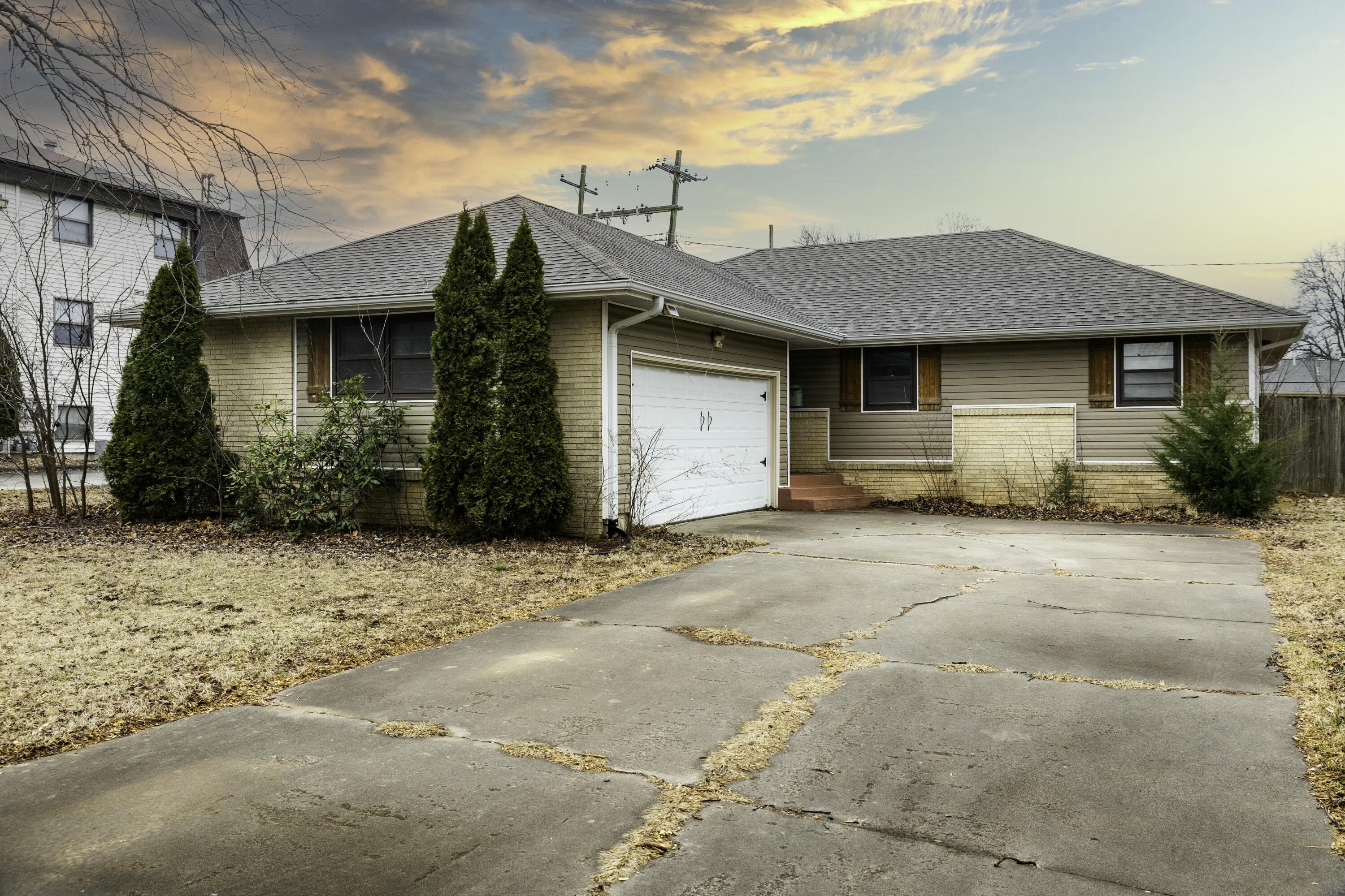 1326 East Cambridge Street Property Photo 3