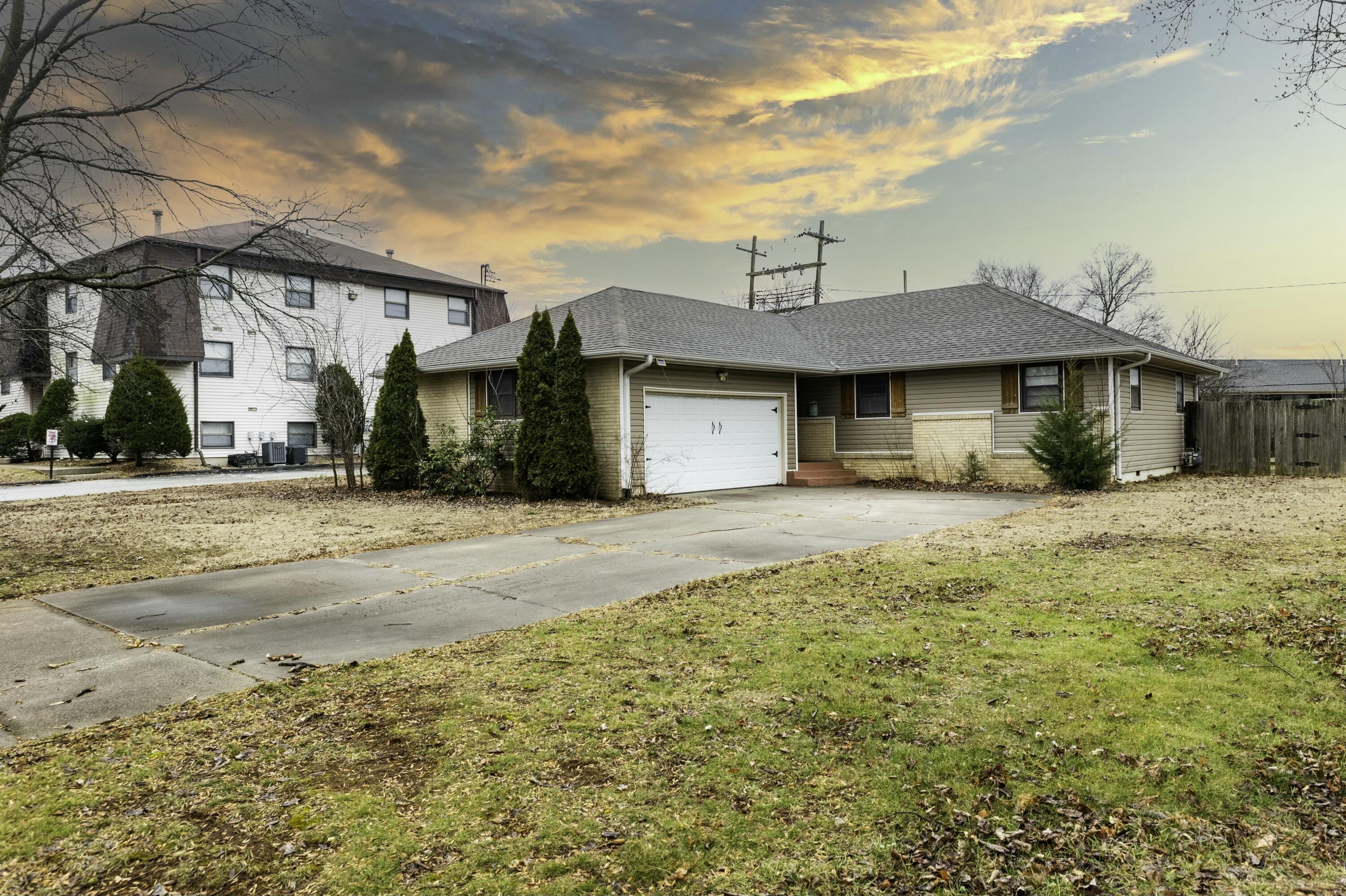 1326 East Cambridge Street Property Photo 4