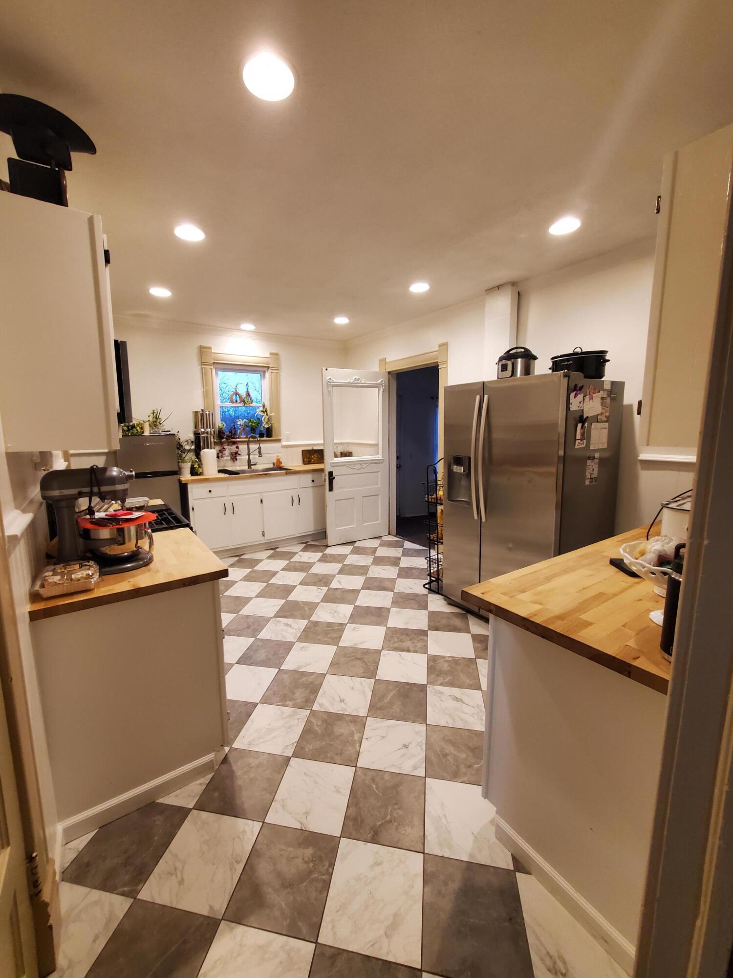 508 South Grand Avenue Property Photo 18