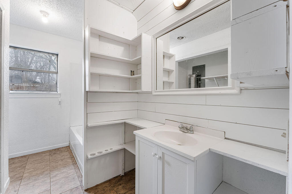 206 East 1st Street Property Photo 21