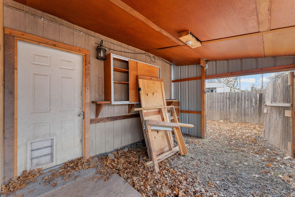 206 East 1st Street Property Photo 28