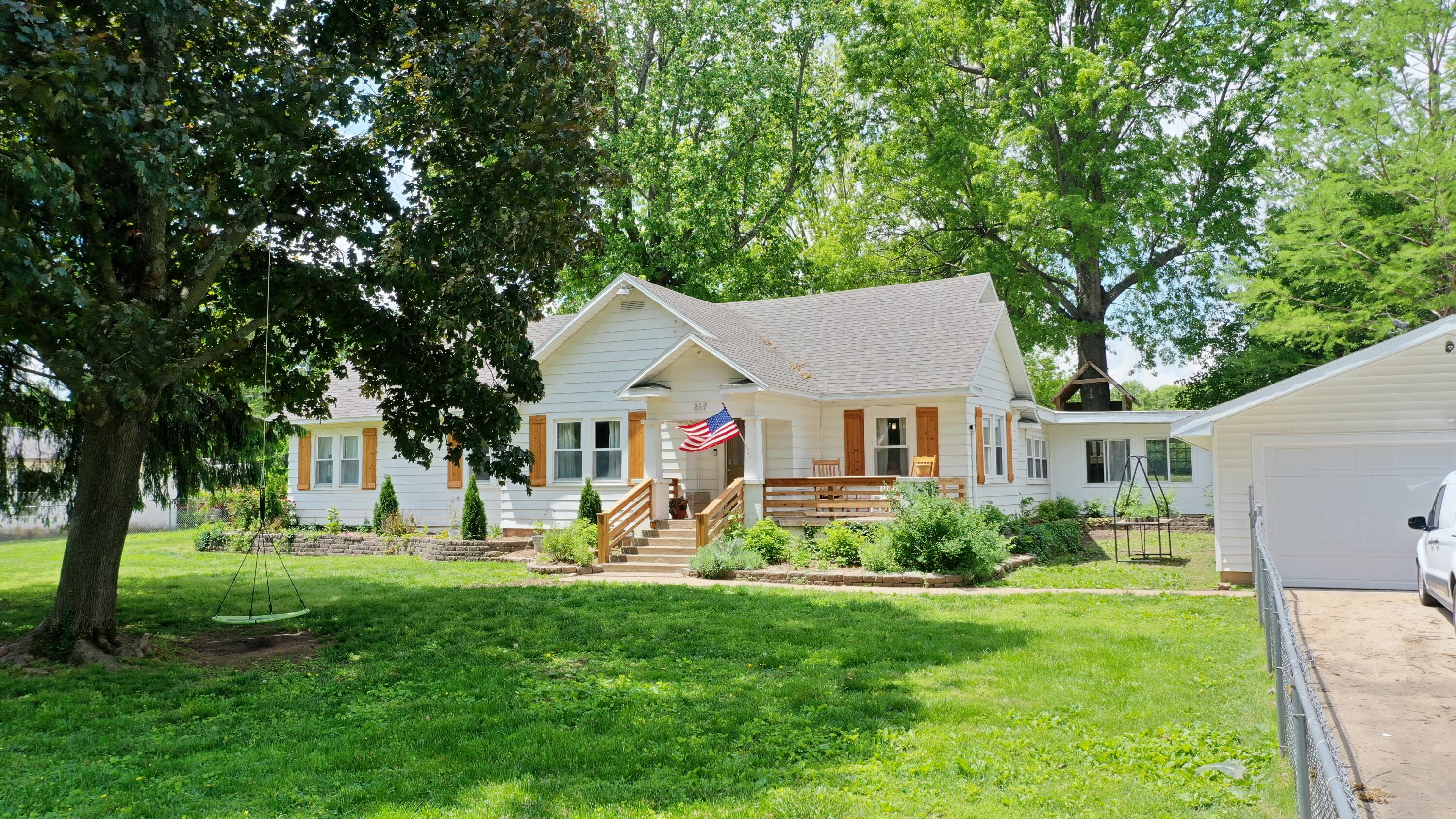 217 North Miller Avenue Property Photo 3