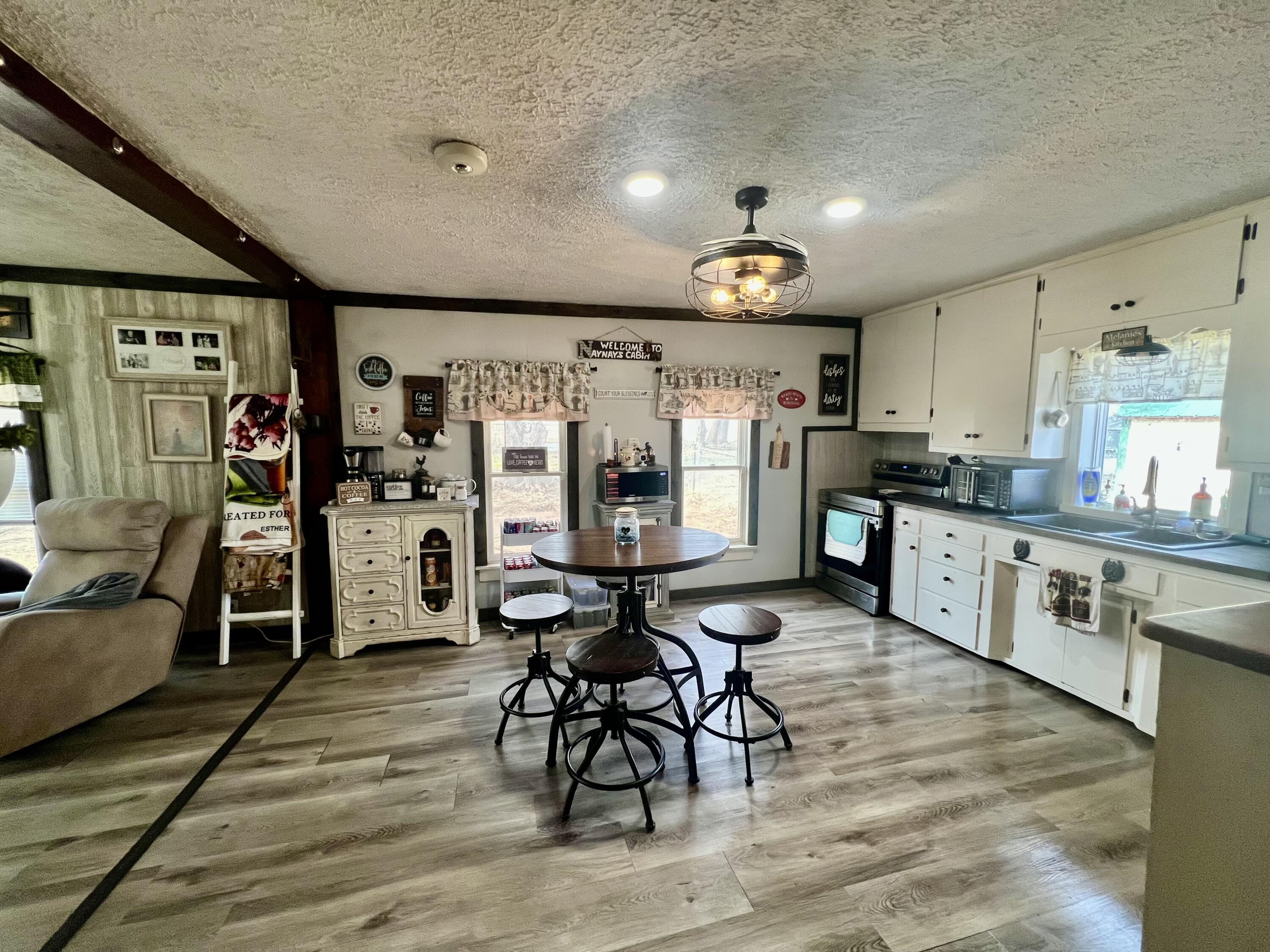 9488 North Farm Road 81 Property Photo 10