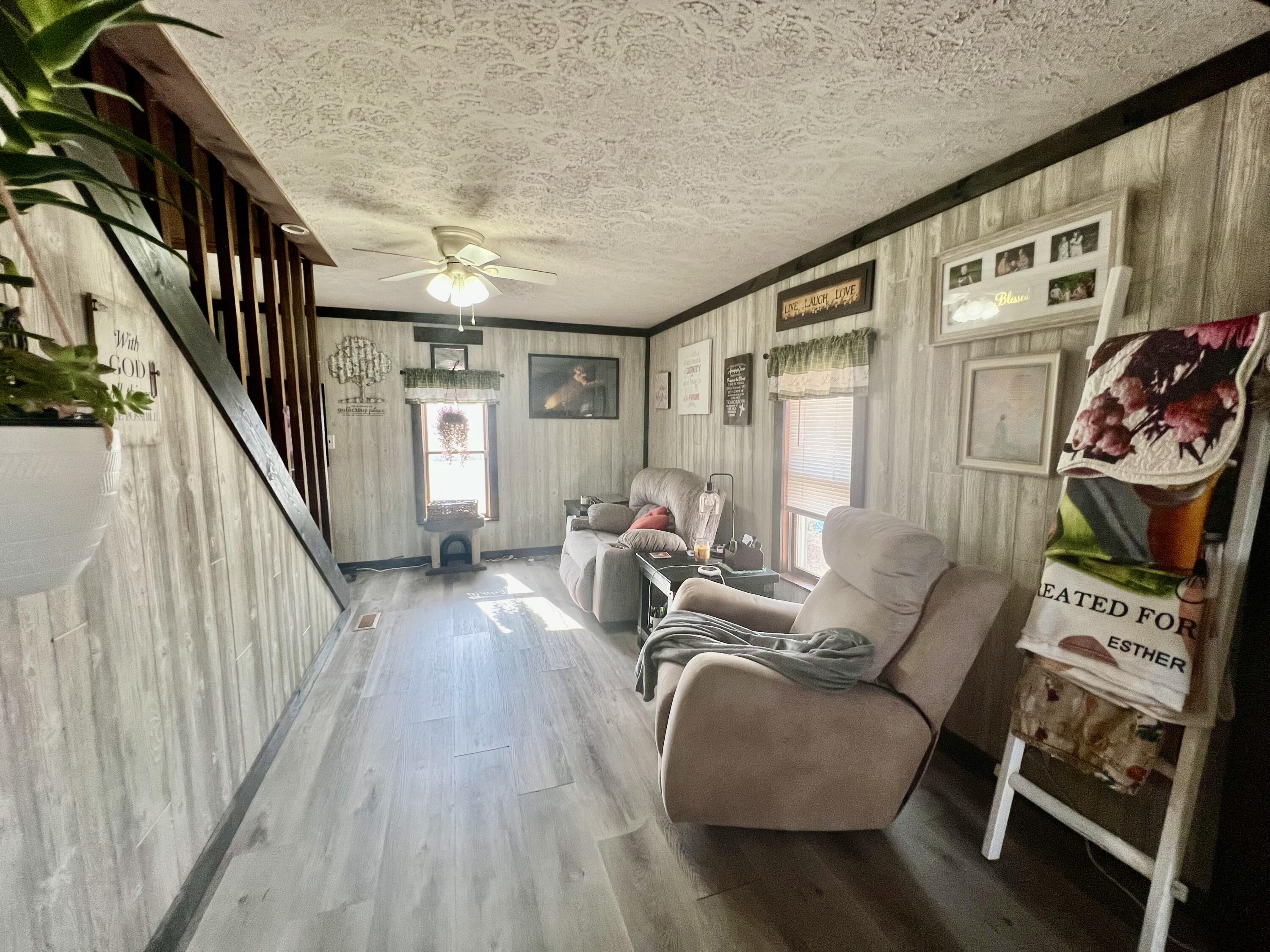 9488 North Farm Road 81 Property Photo 11