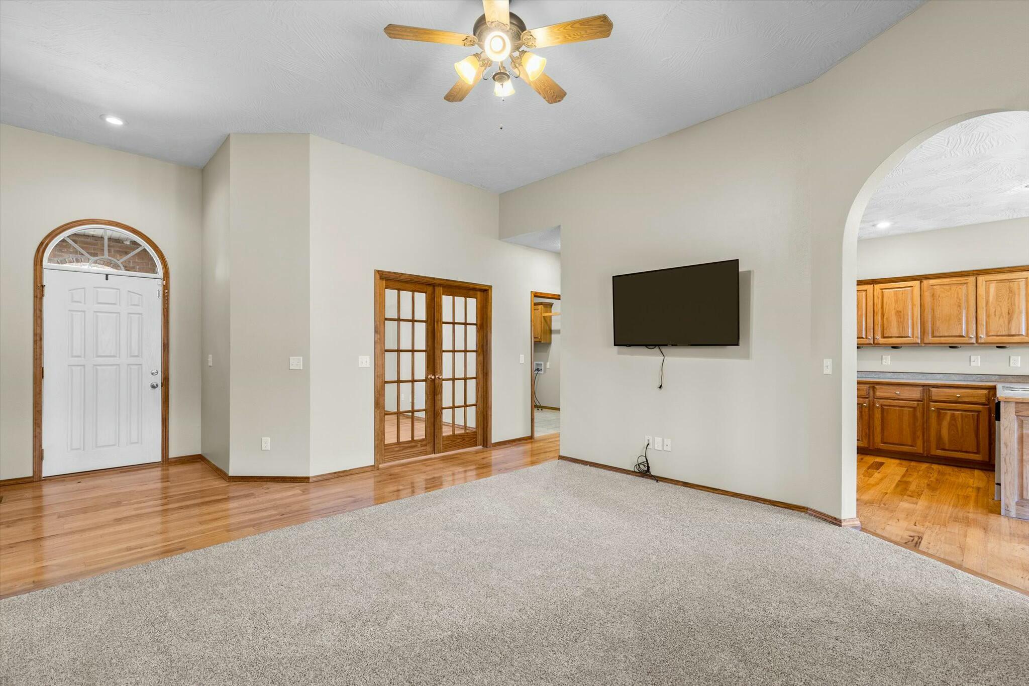 826 North Cedar Ridge Avenue Property Photo 4