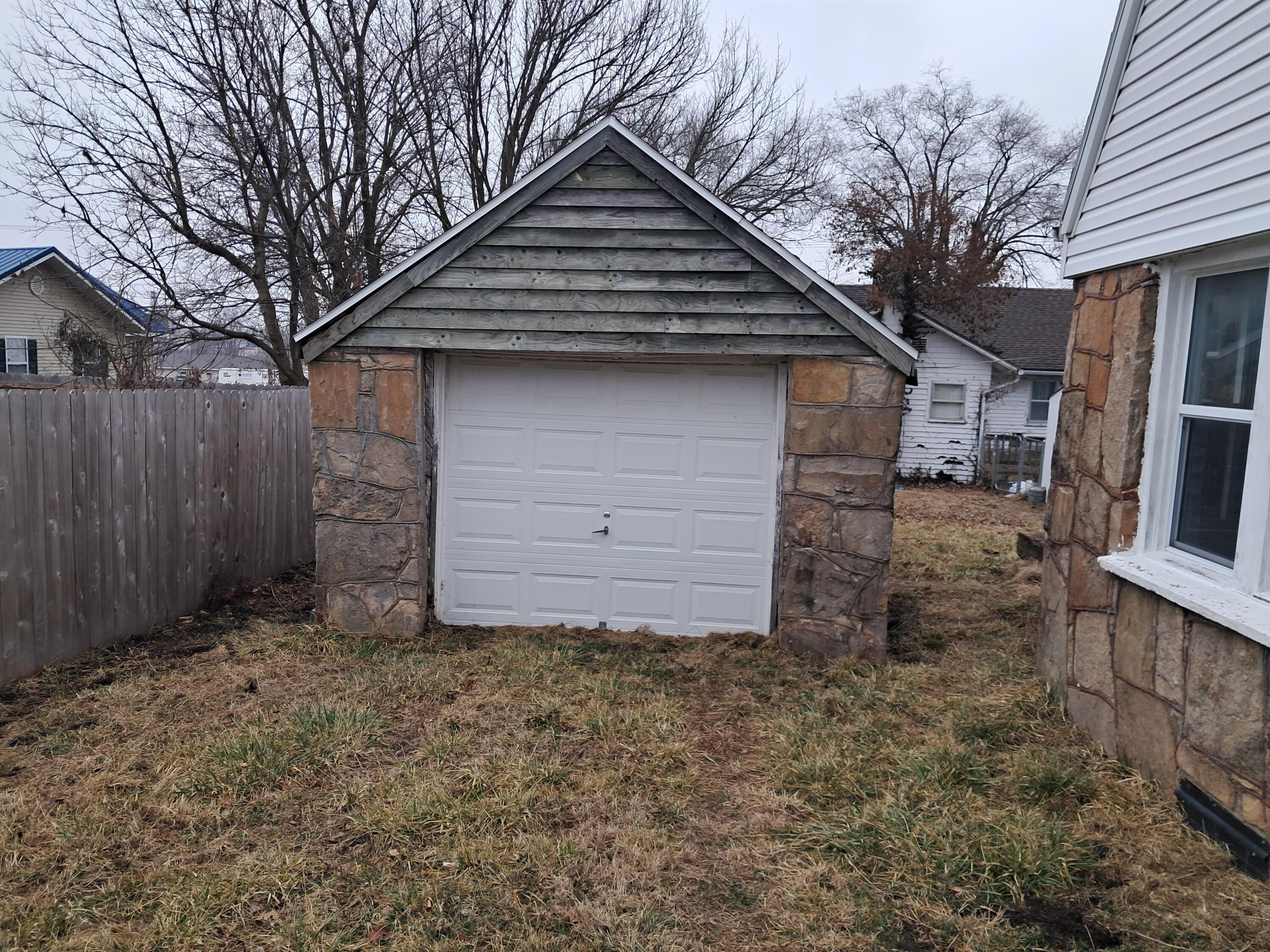 305 South Walnut Street Property Photo 7