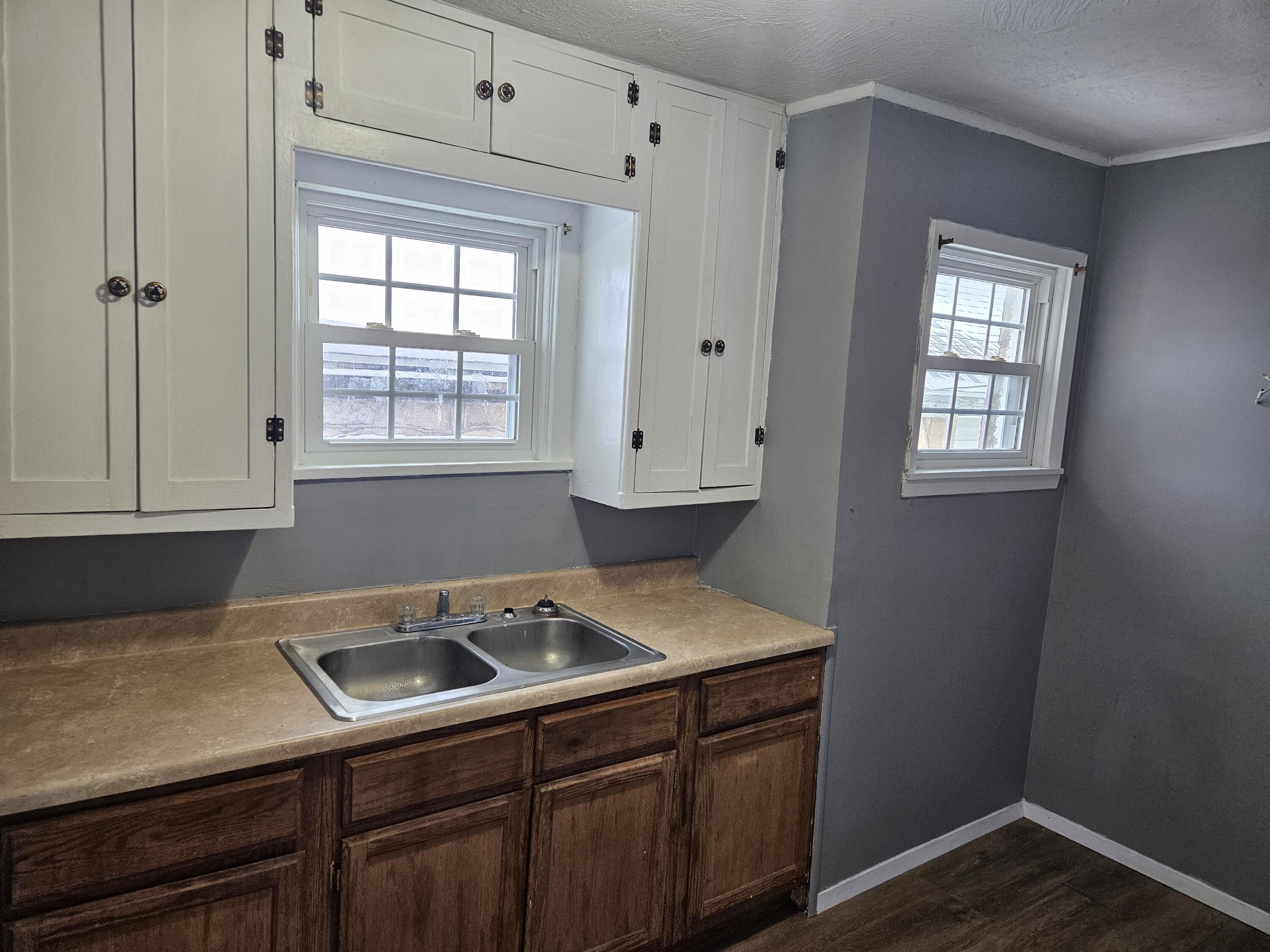 305 South Walnut Street Property Photo 9
