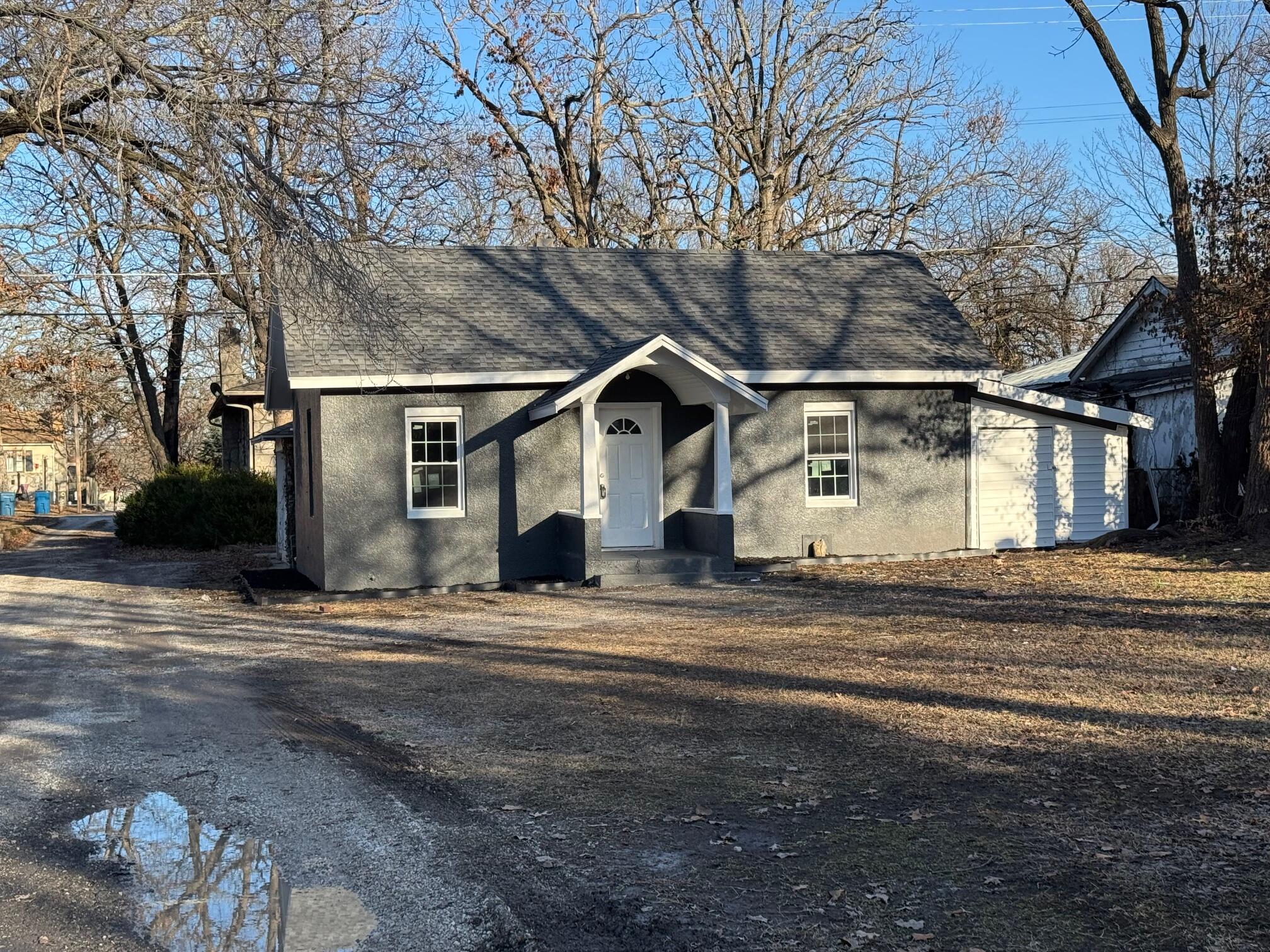 3327 South Pearl Avenue Property Photo 1