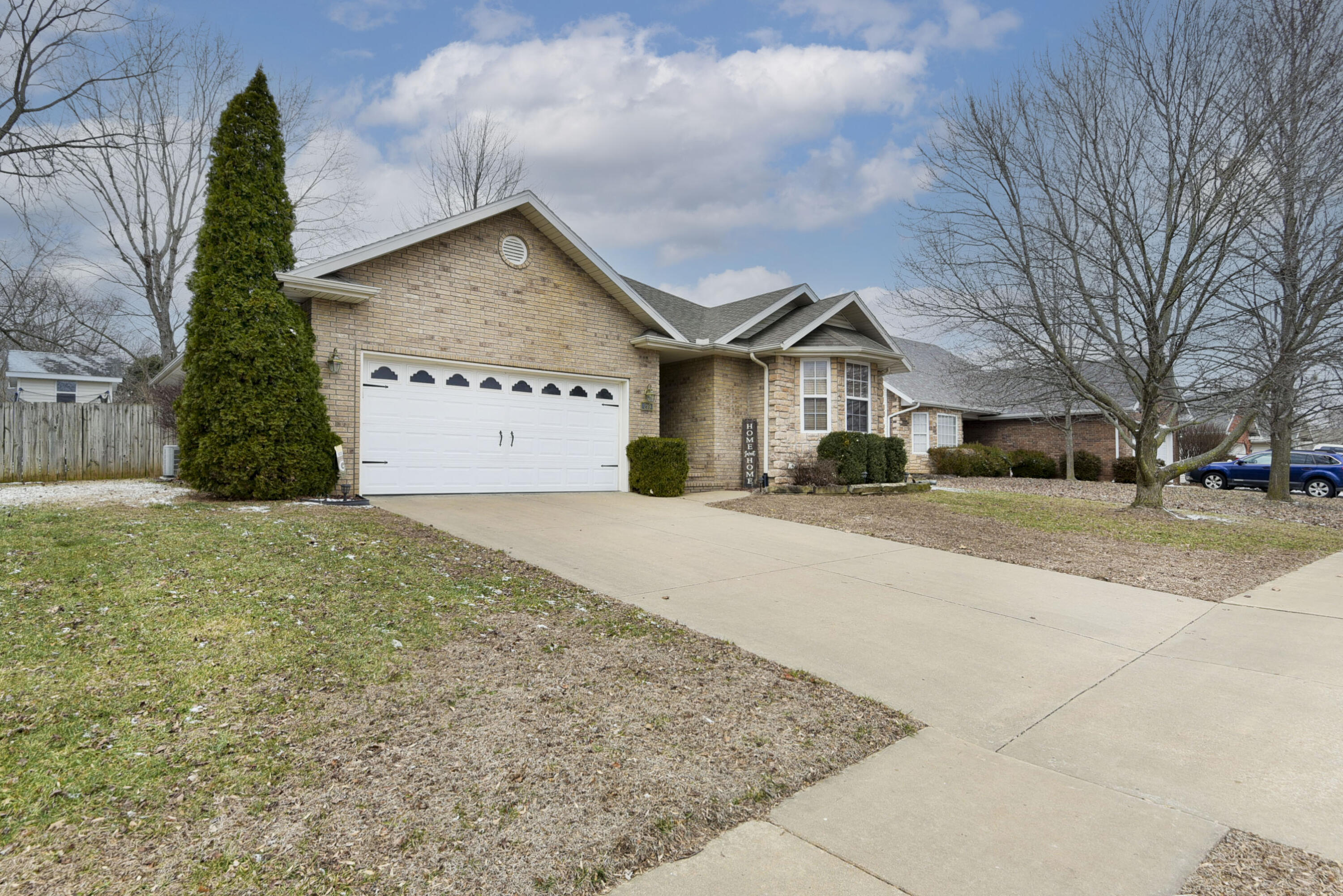 219 North Cedarwood Avenue Property Photo 2