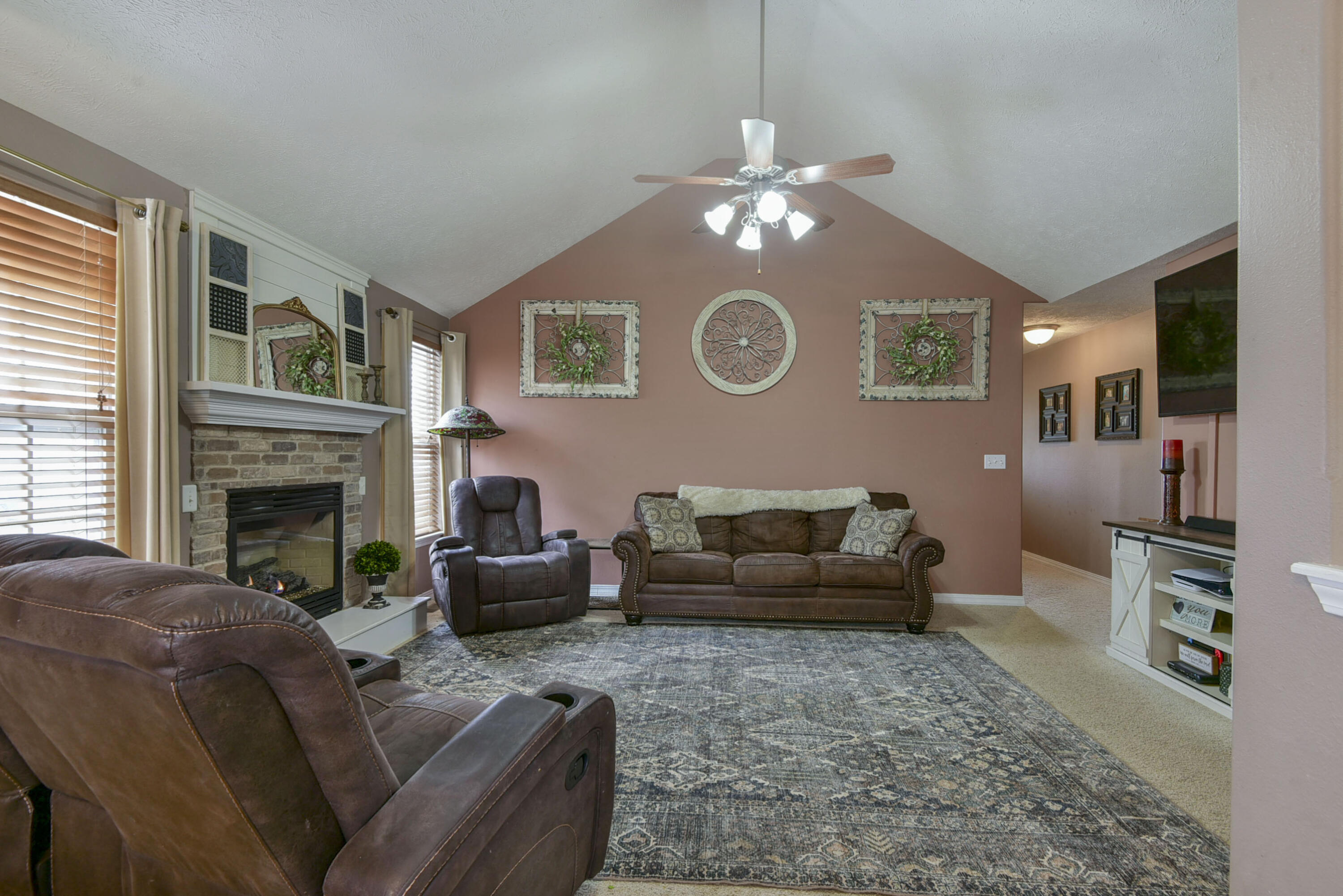 219 North Cedarwood Avenue Property Photo 5