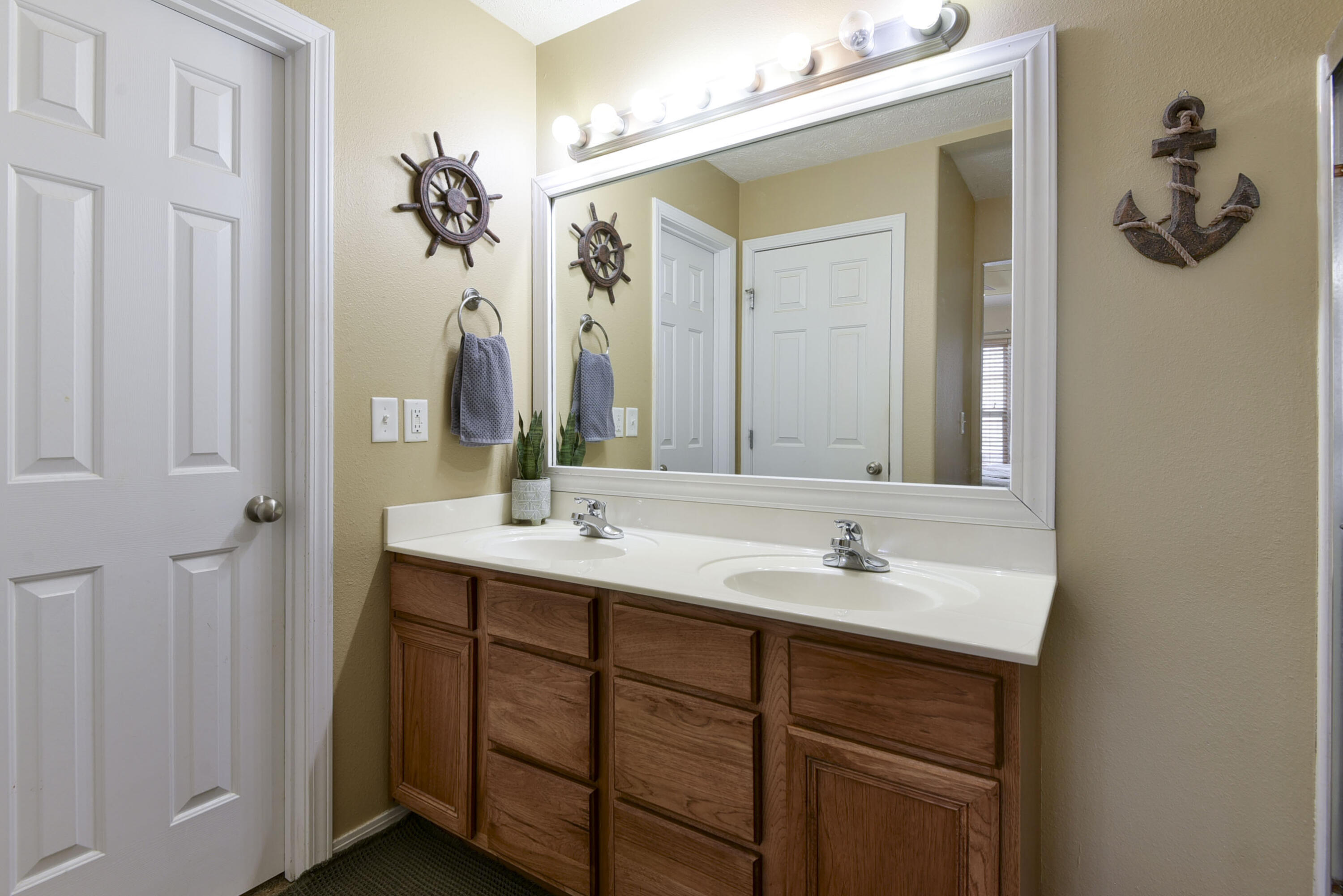 219 North Cedarwood Avenue Property Photo 17