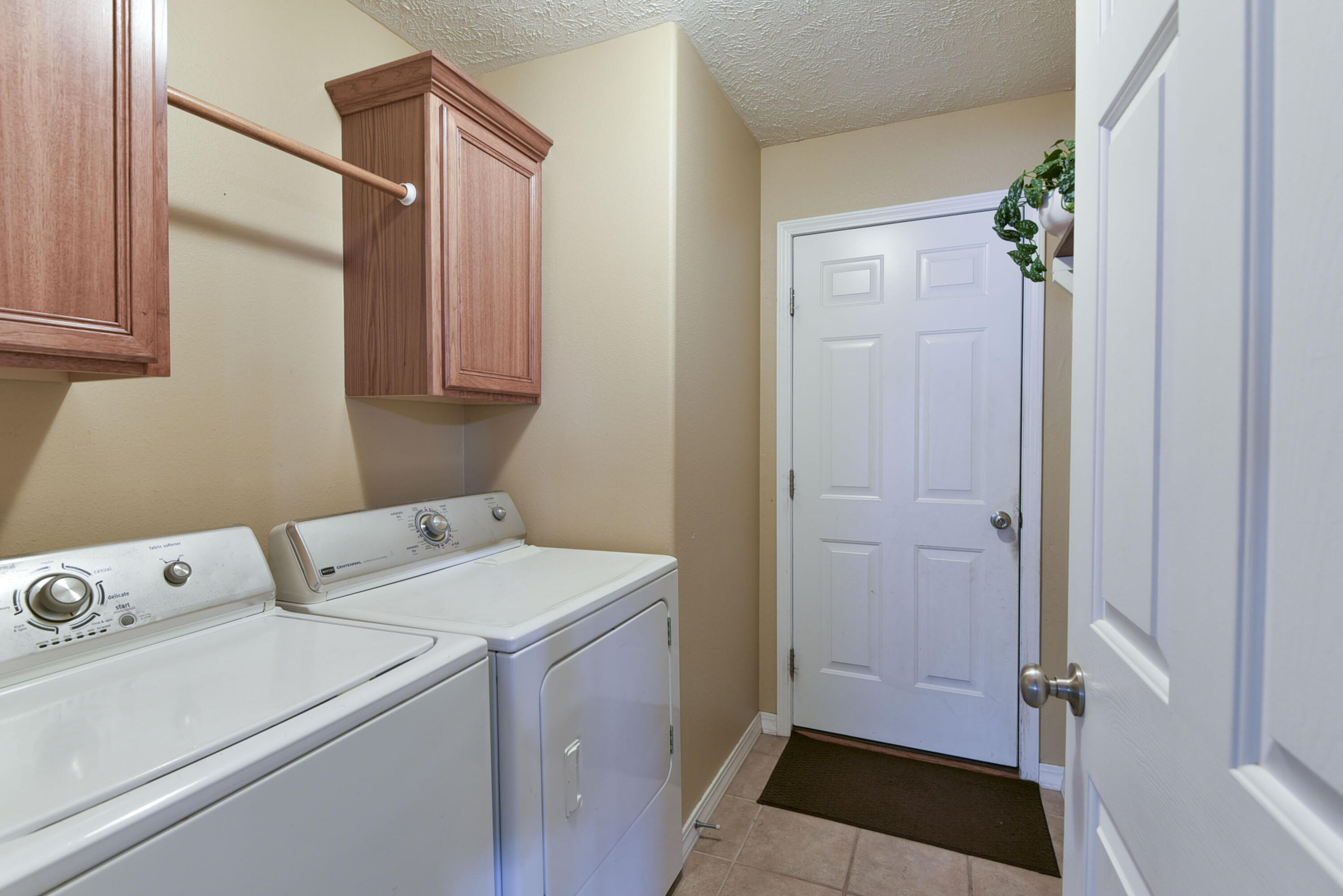 219 North Cedarwood Avenue Property Photo 21