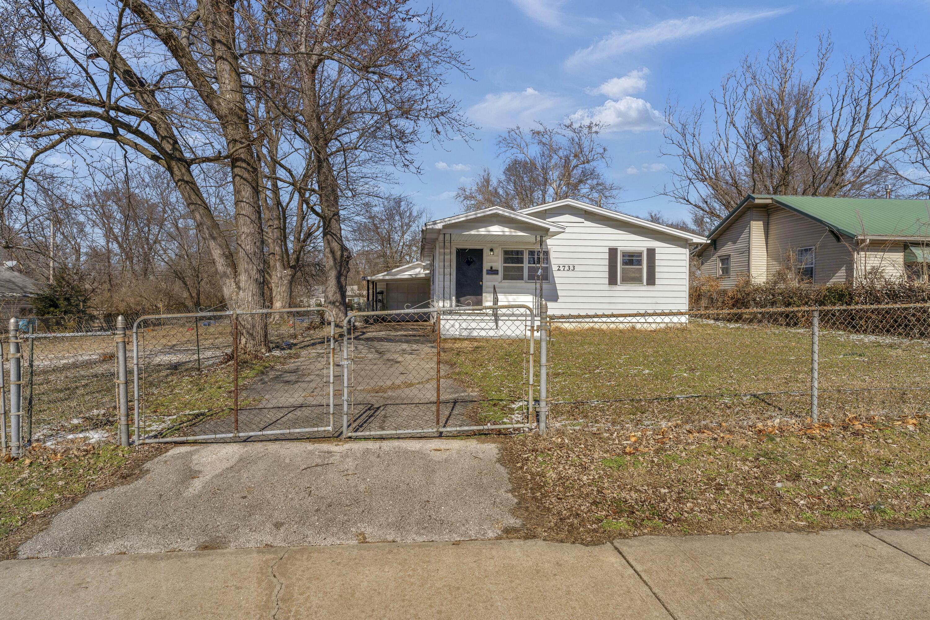 2733 West College Street Property Photo 2
