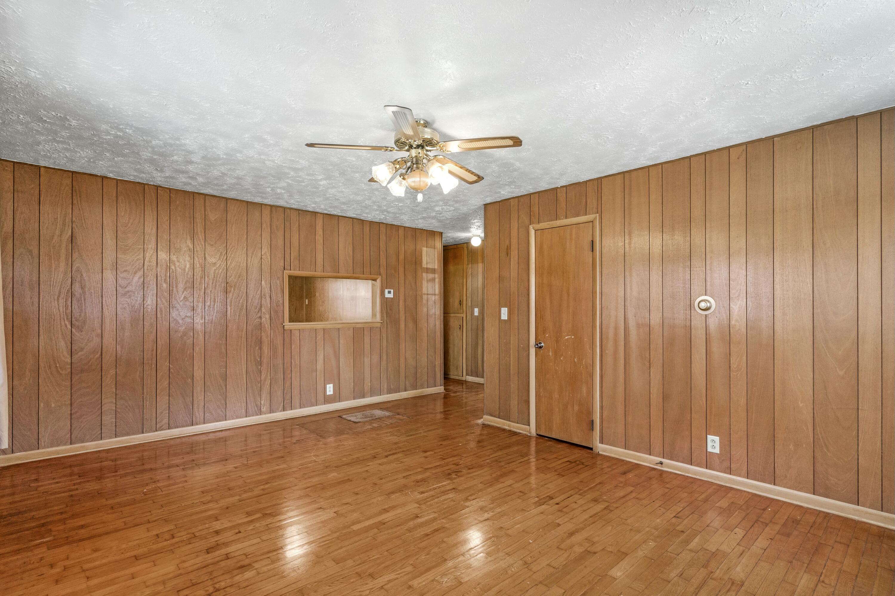 2733 West College Street Property Photo 4