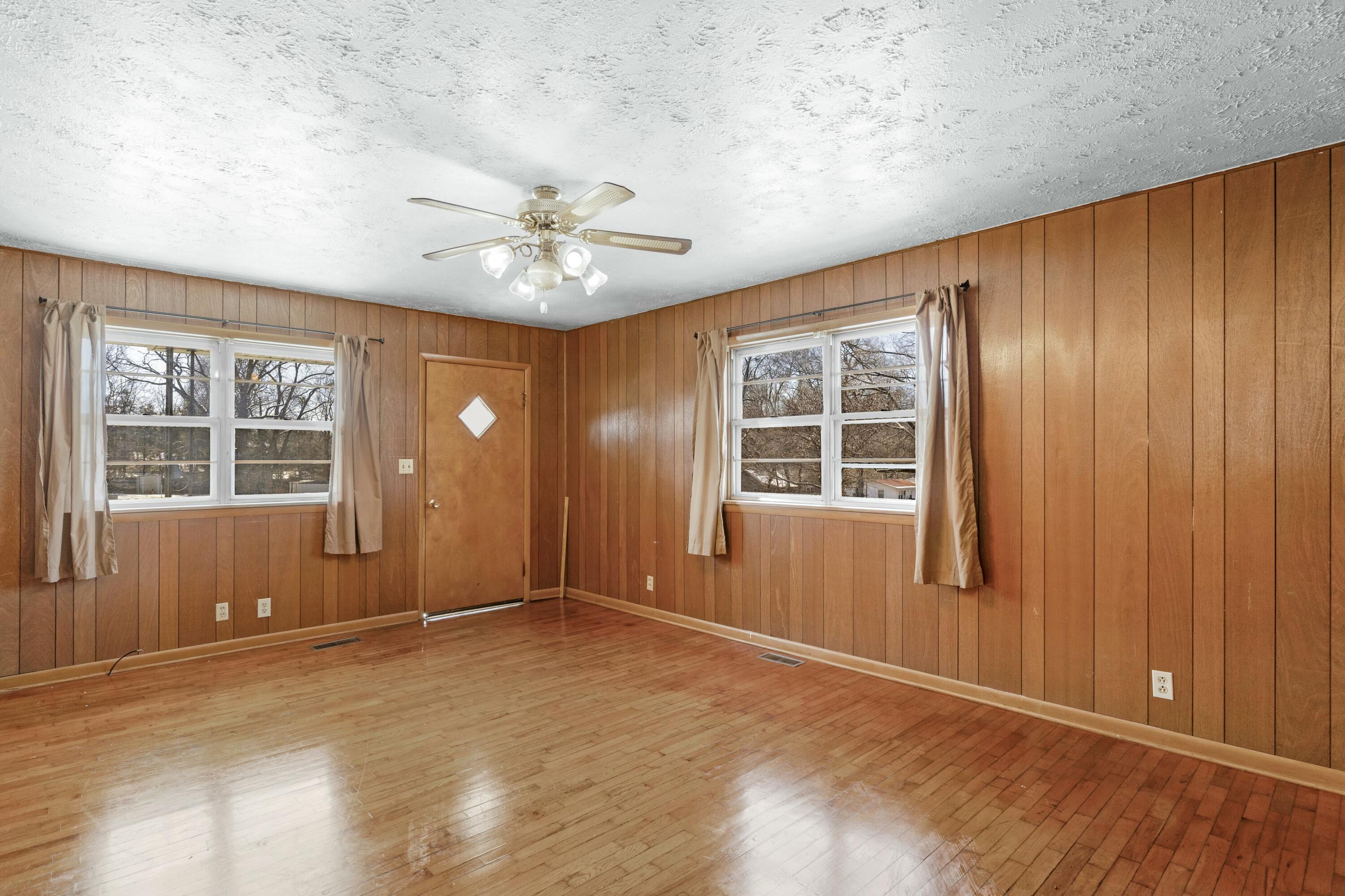 2733 West College Street Property Photo 5