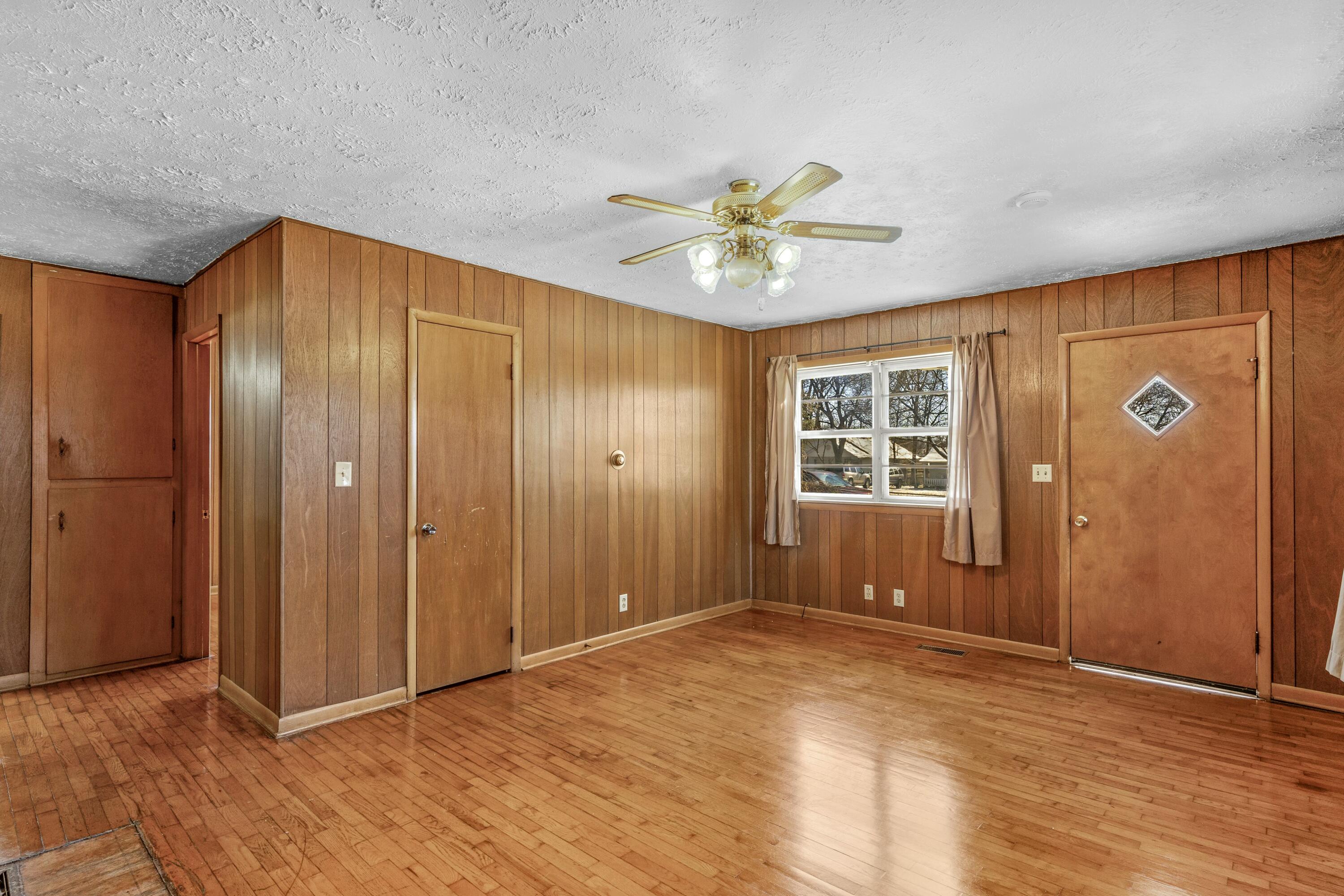 2733 West College Street Property Photo 6