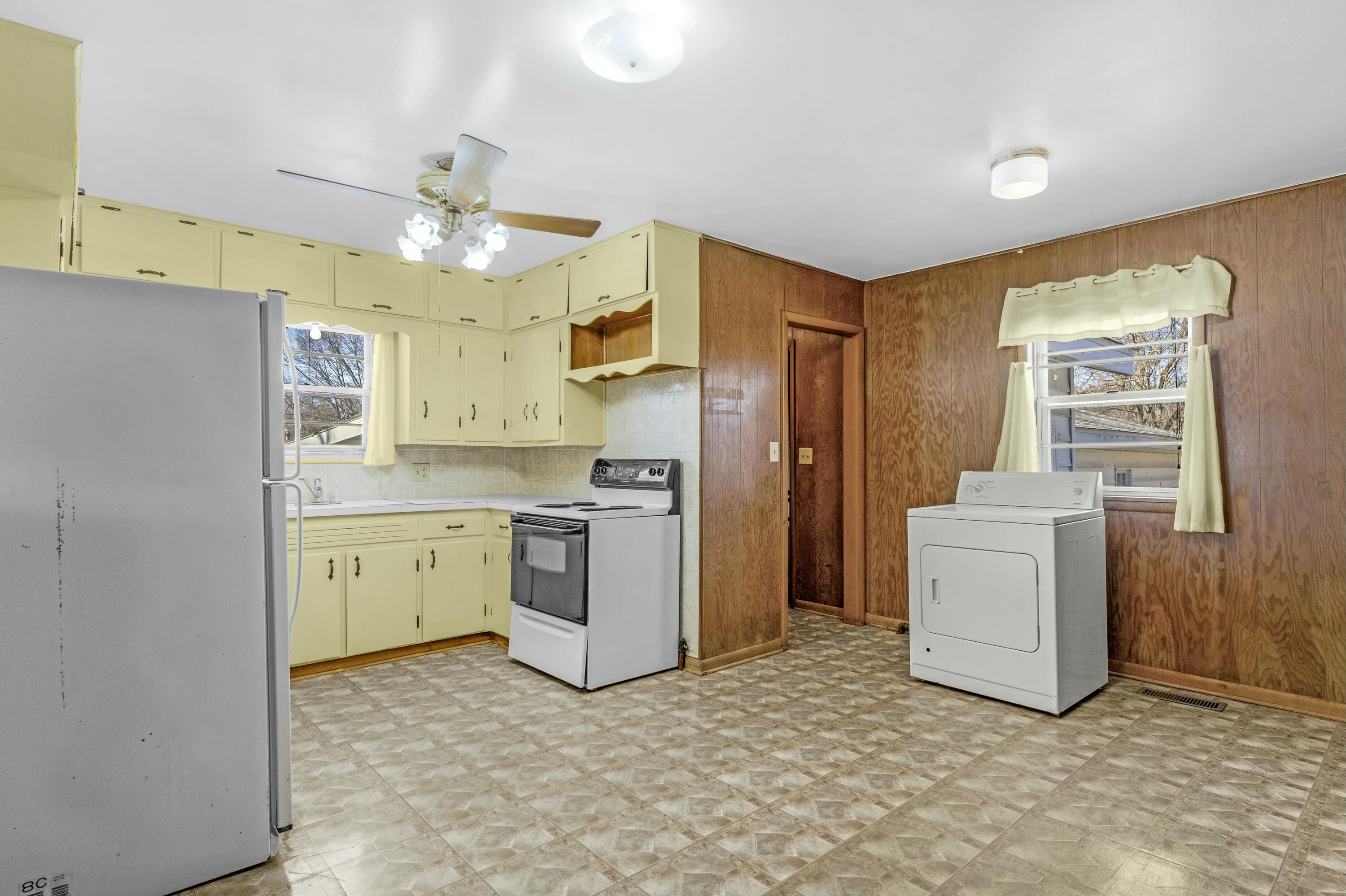 2733 West College Street Property Photo 7