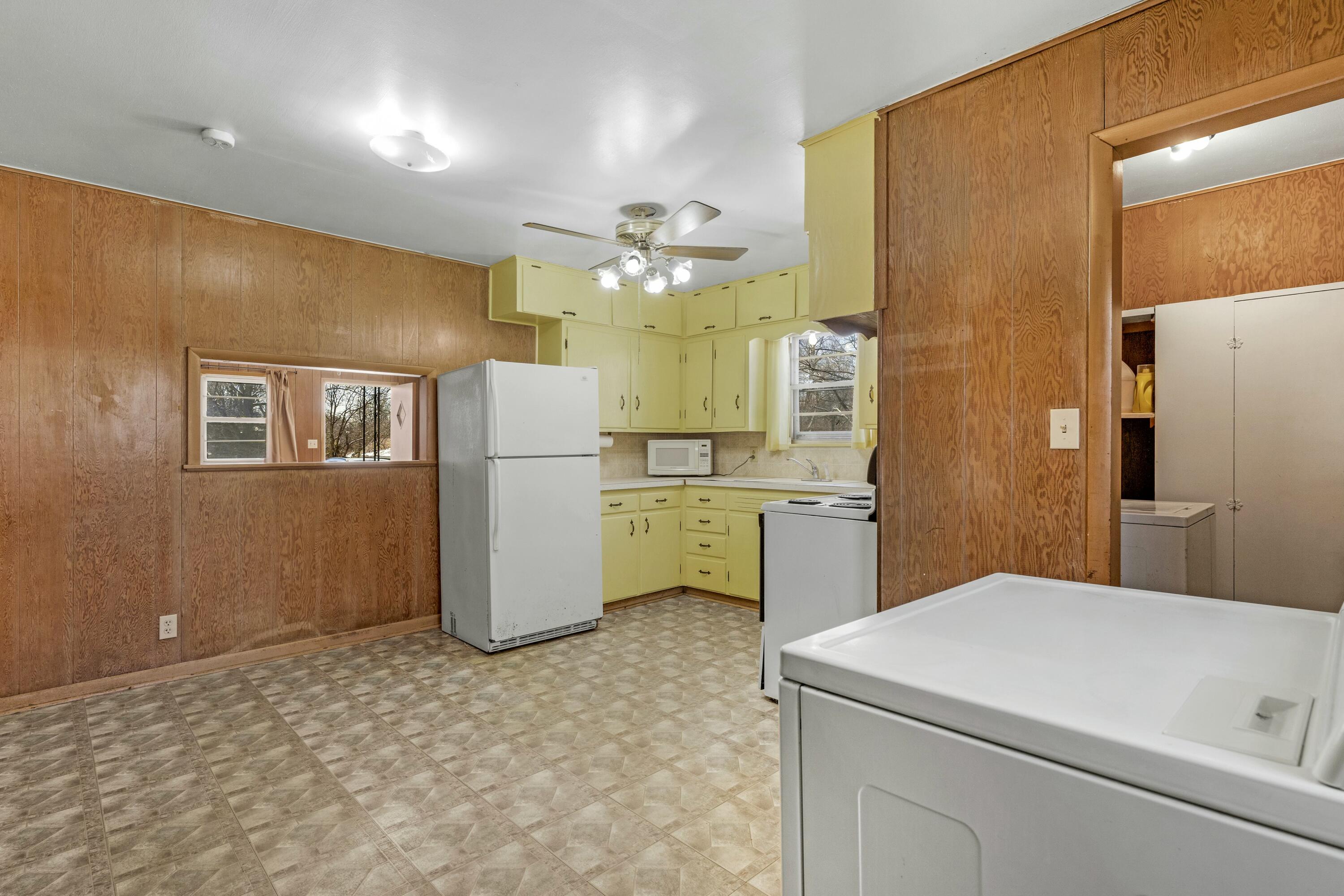 2733 West College Street Property Photo 8