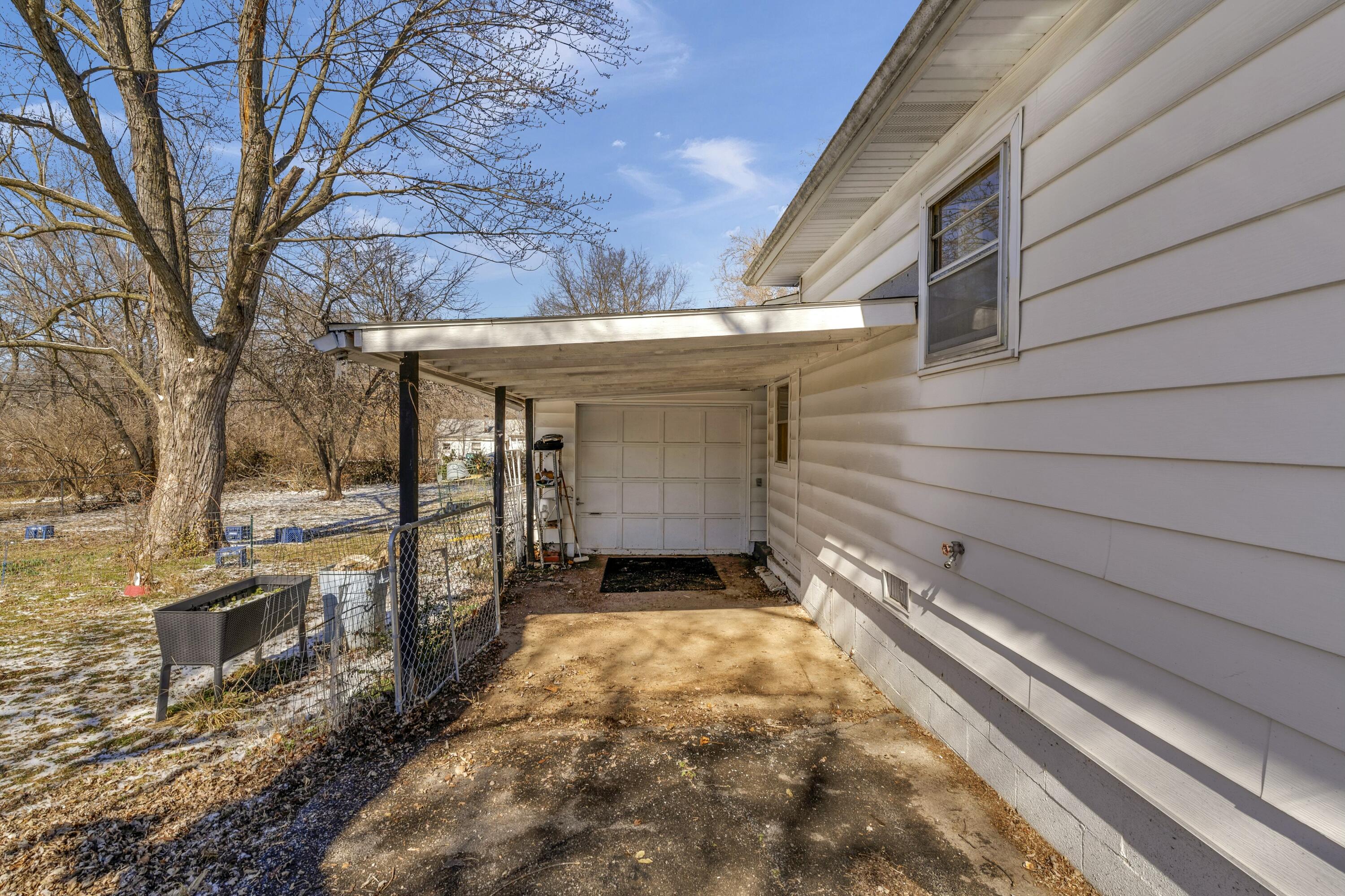 2733 West College Street Property Photo 22