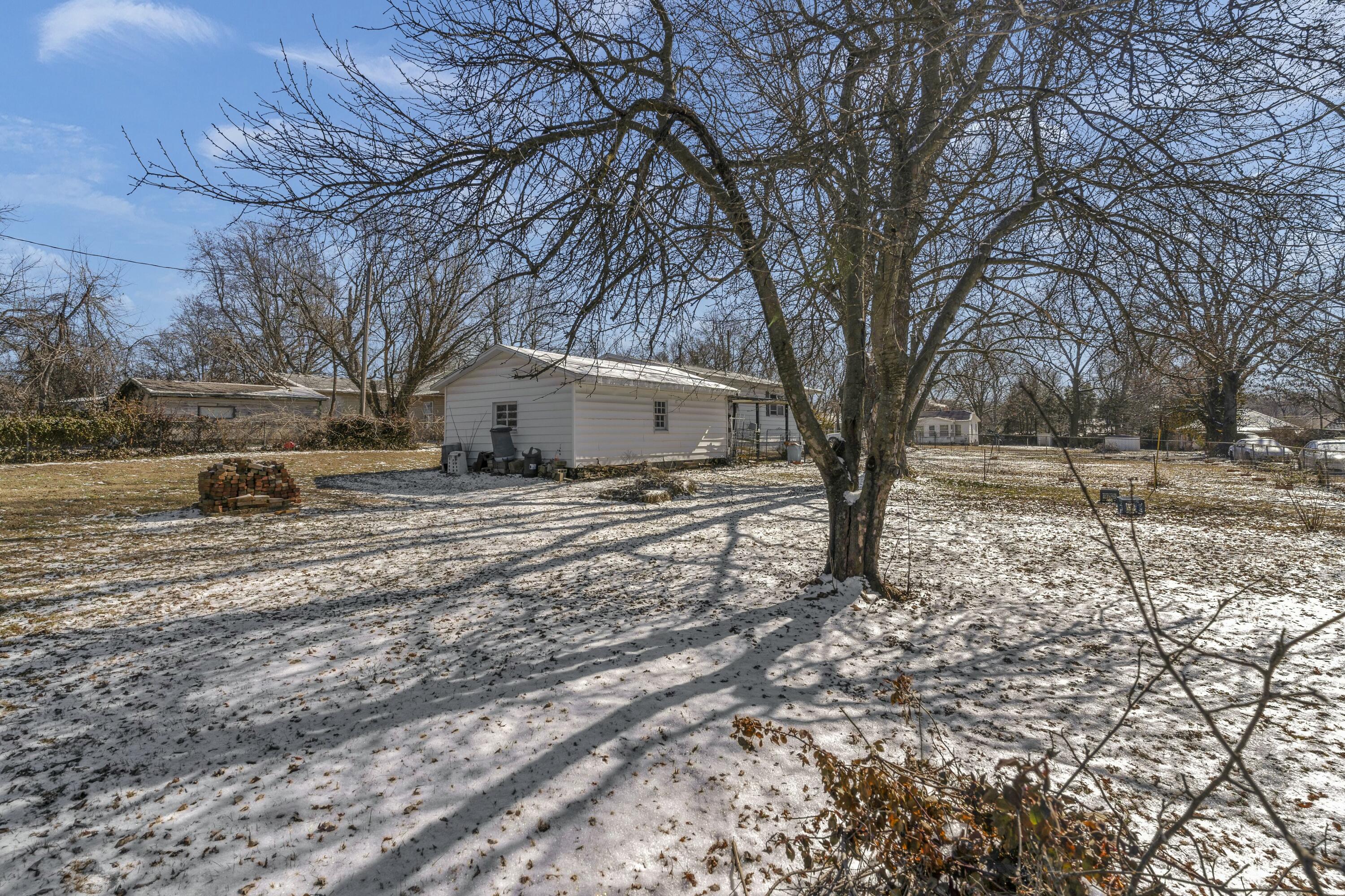 2733 West College Street Property Photo 25