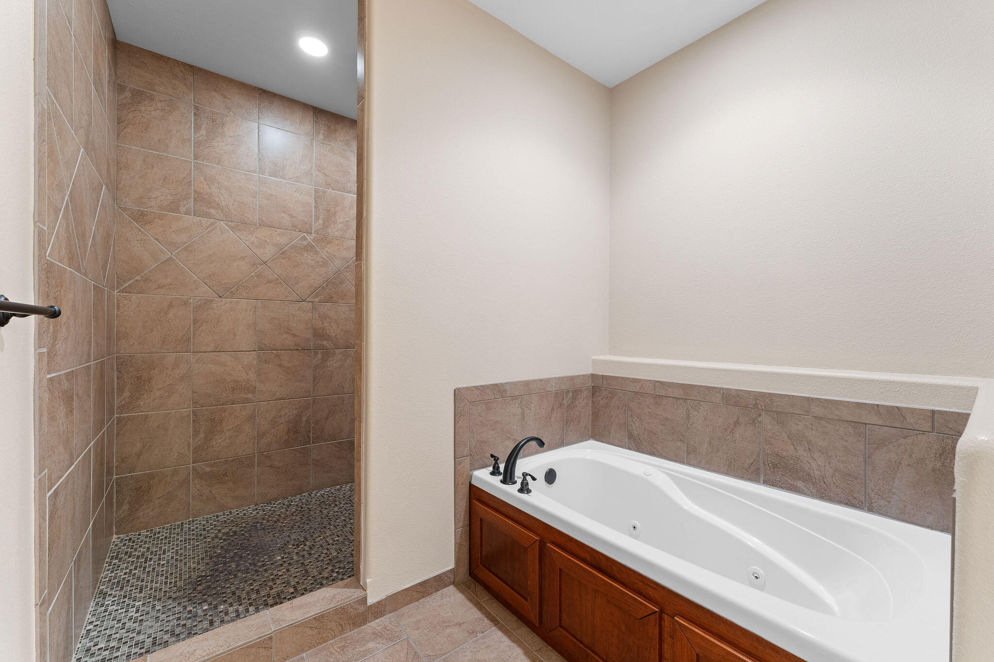 138 Lakehills Drive Property Photo 17
