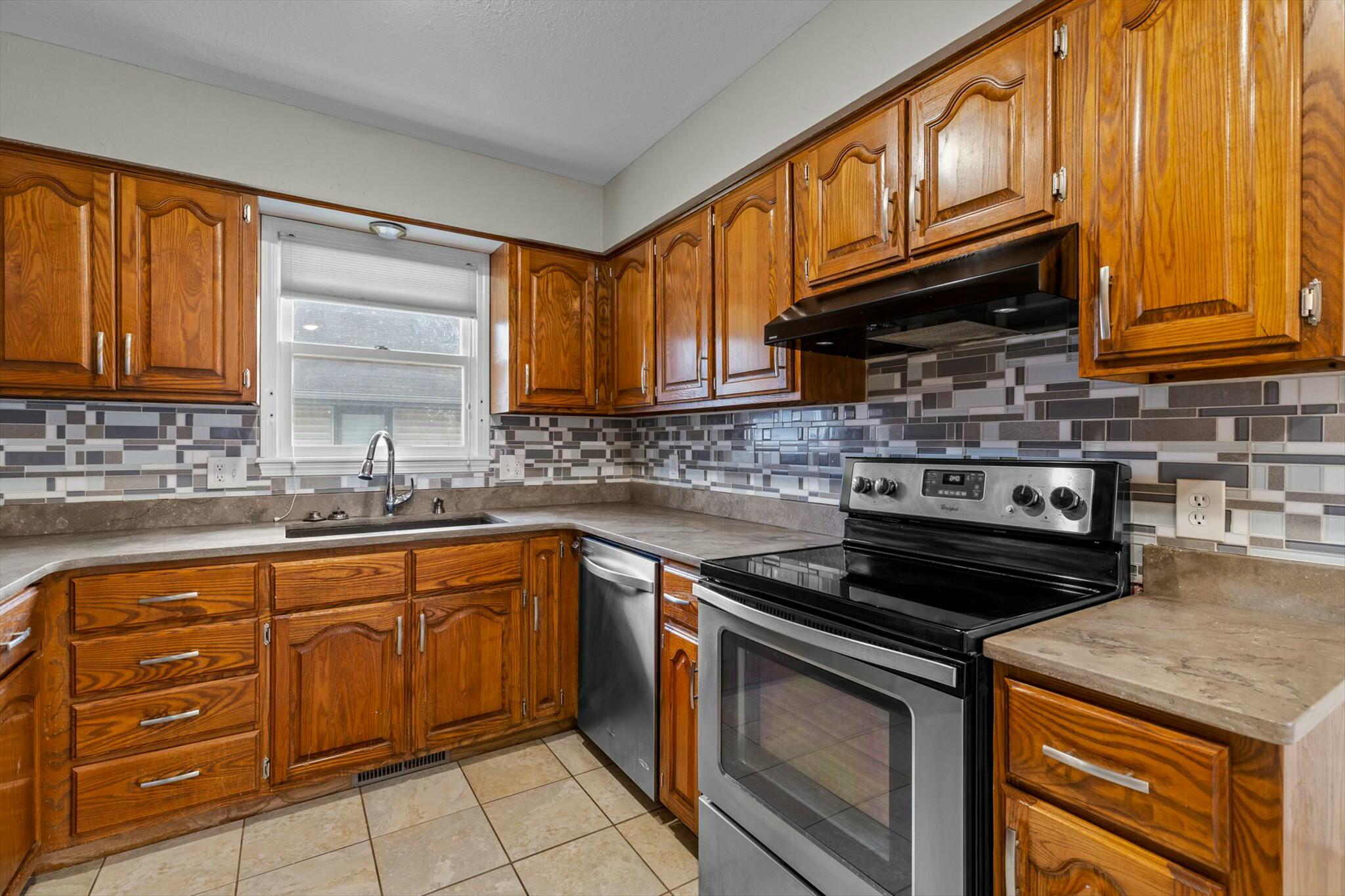 3469 South Kickapoo Avenue Property Photo 8