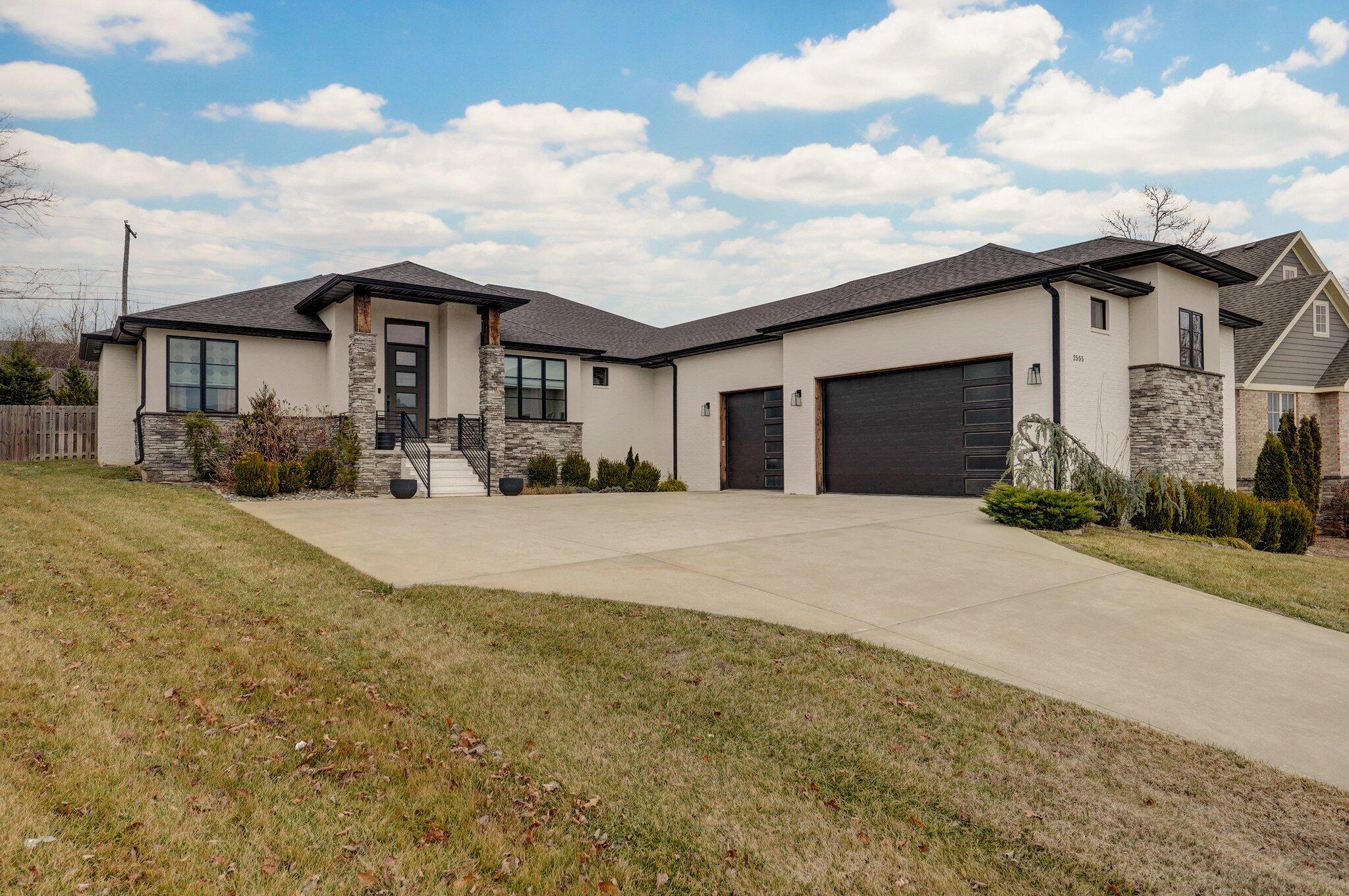 2555 East Old Ivy Street Property Photo 1