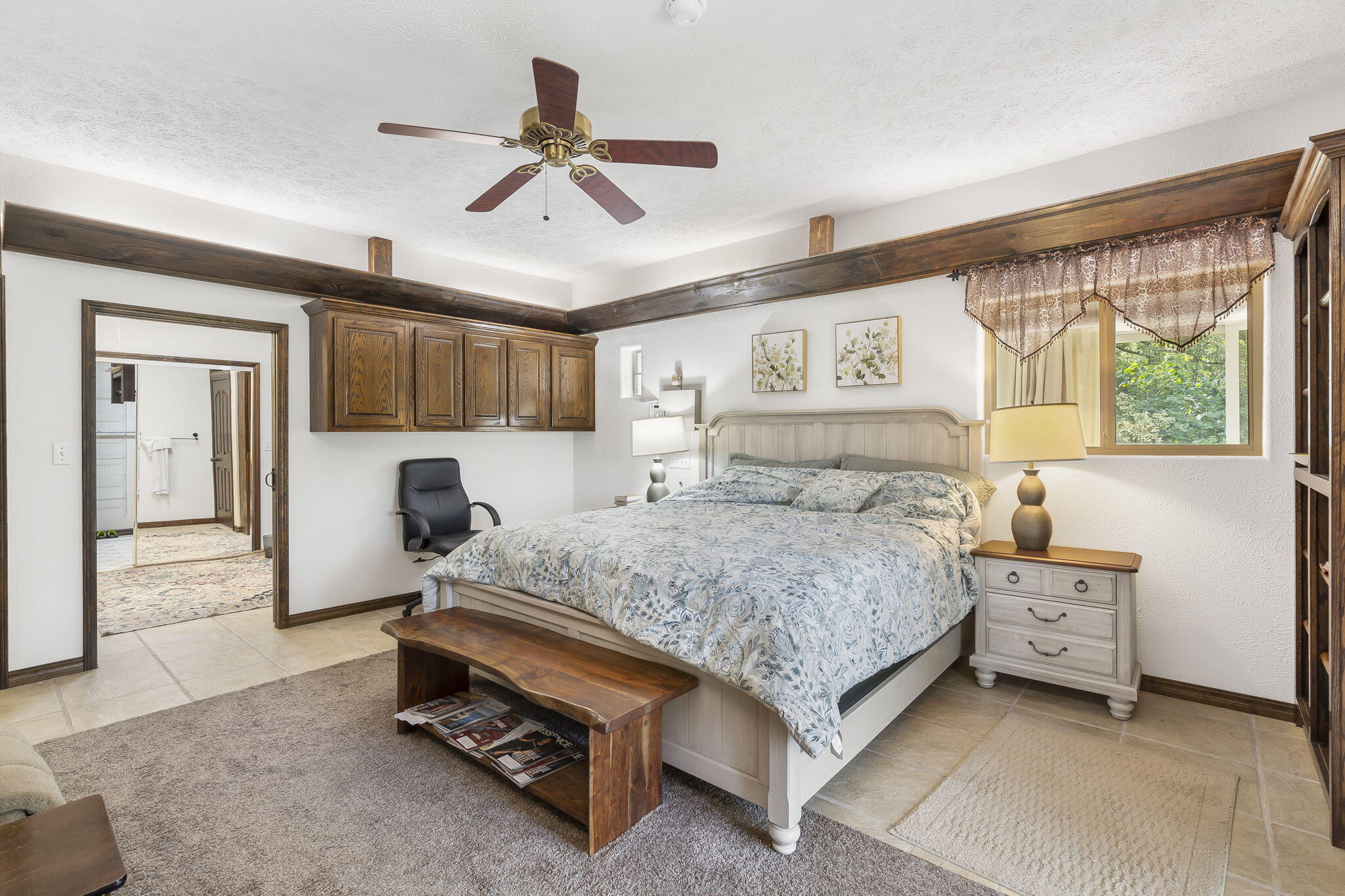 2020 Persimmon Hill Lane Property Photo 13