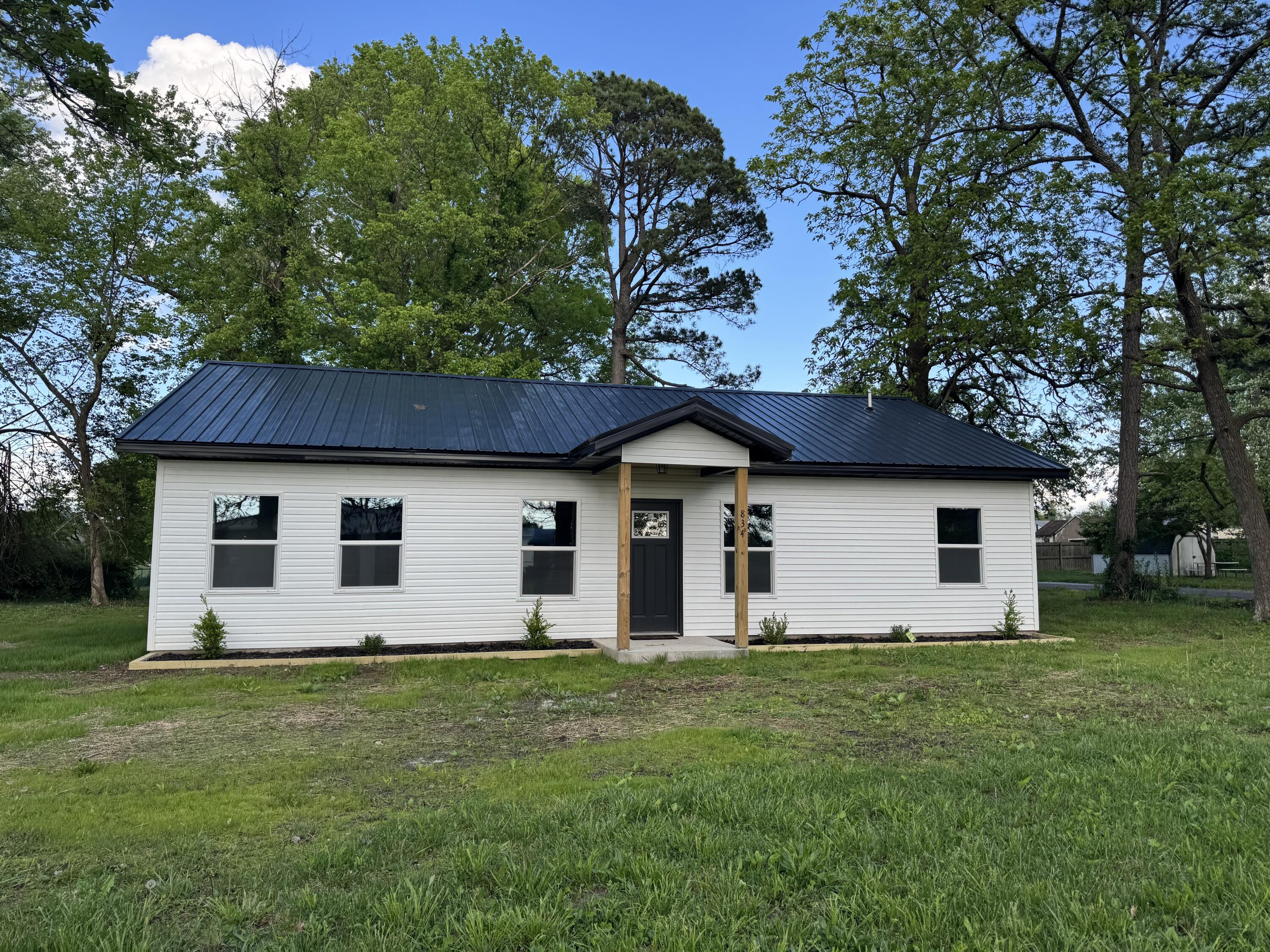834 Morris Avenue Property Photo