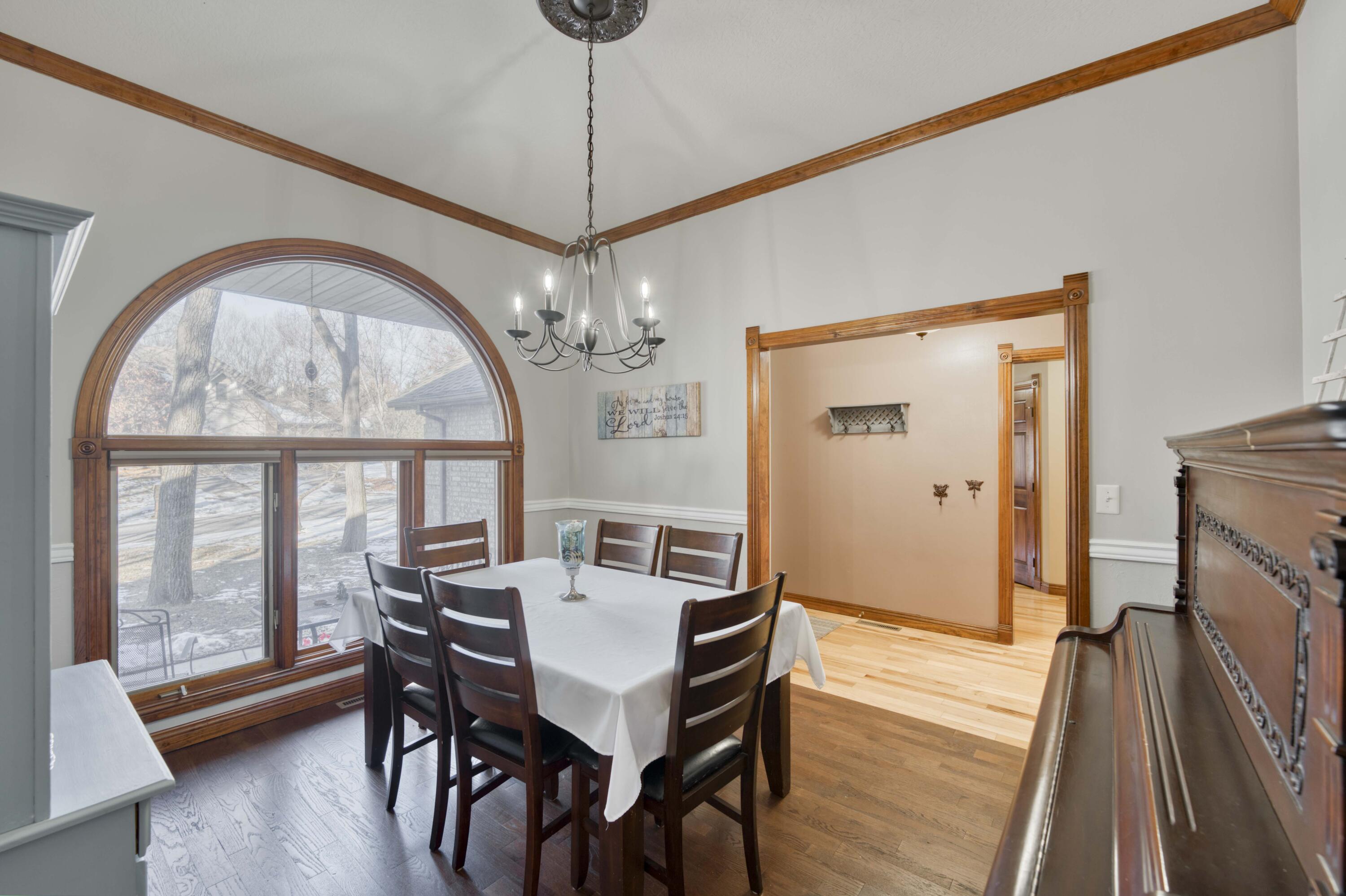 787 West Kingsway Drive Property Photo 17