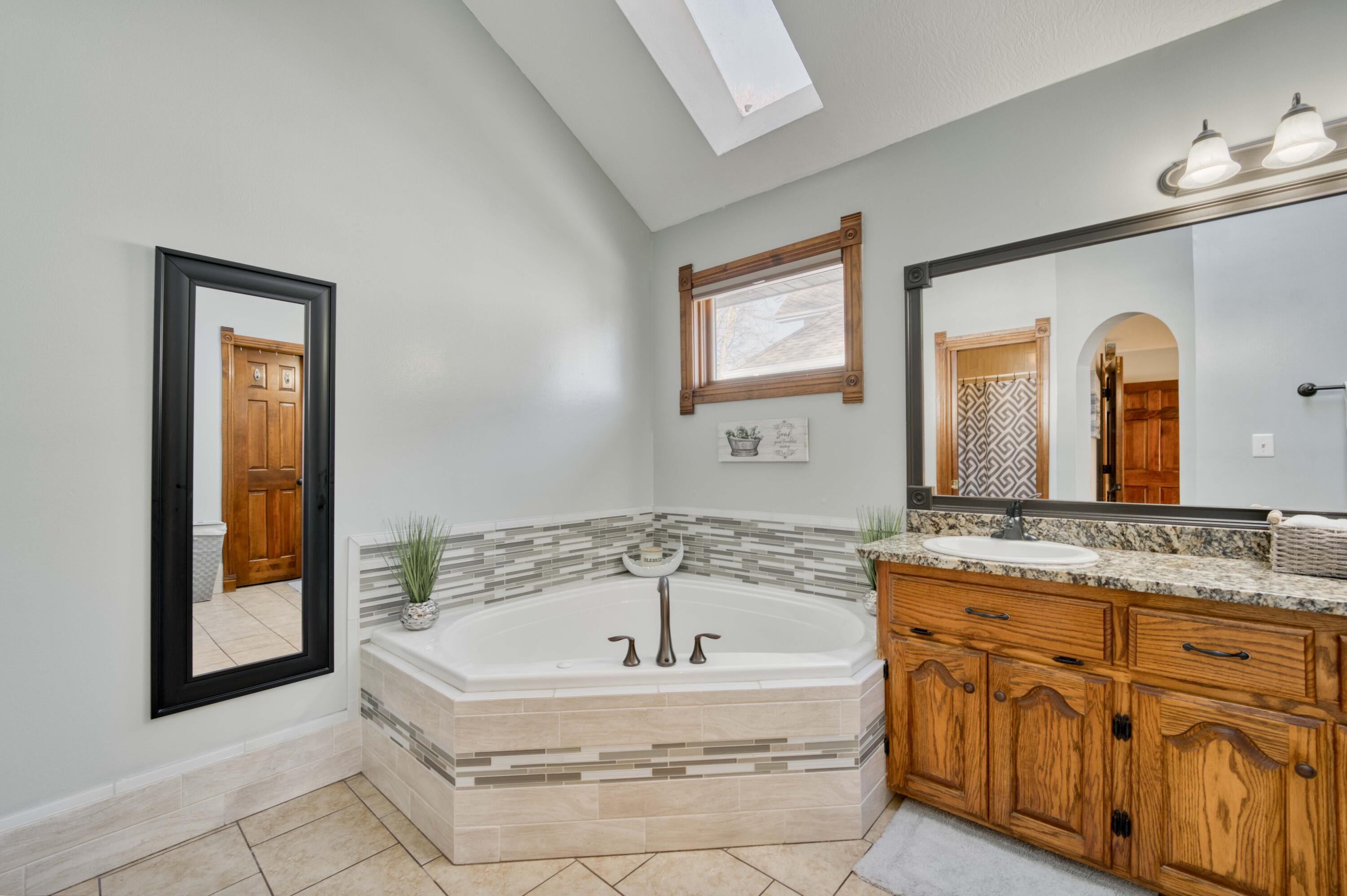 787 West Kingsway Drive Property Photo 23