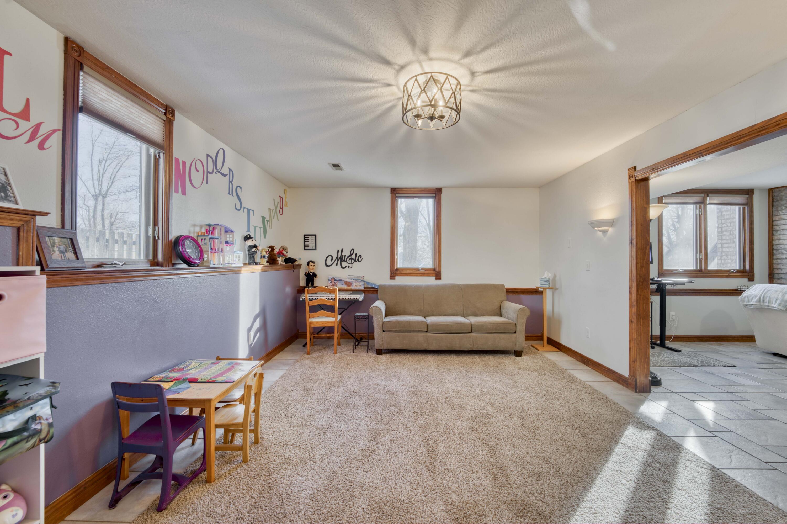 787 West Kingsway Drive Property Photo 44