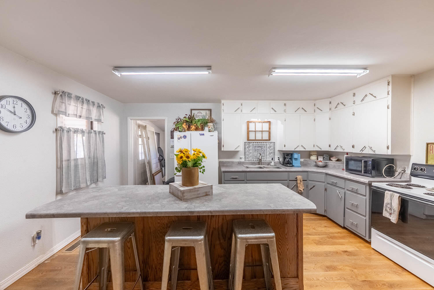 313 Beatrice Property Photo 4