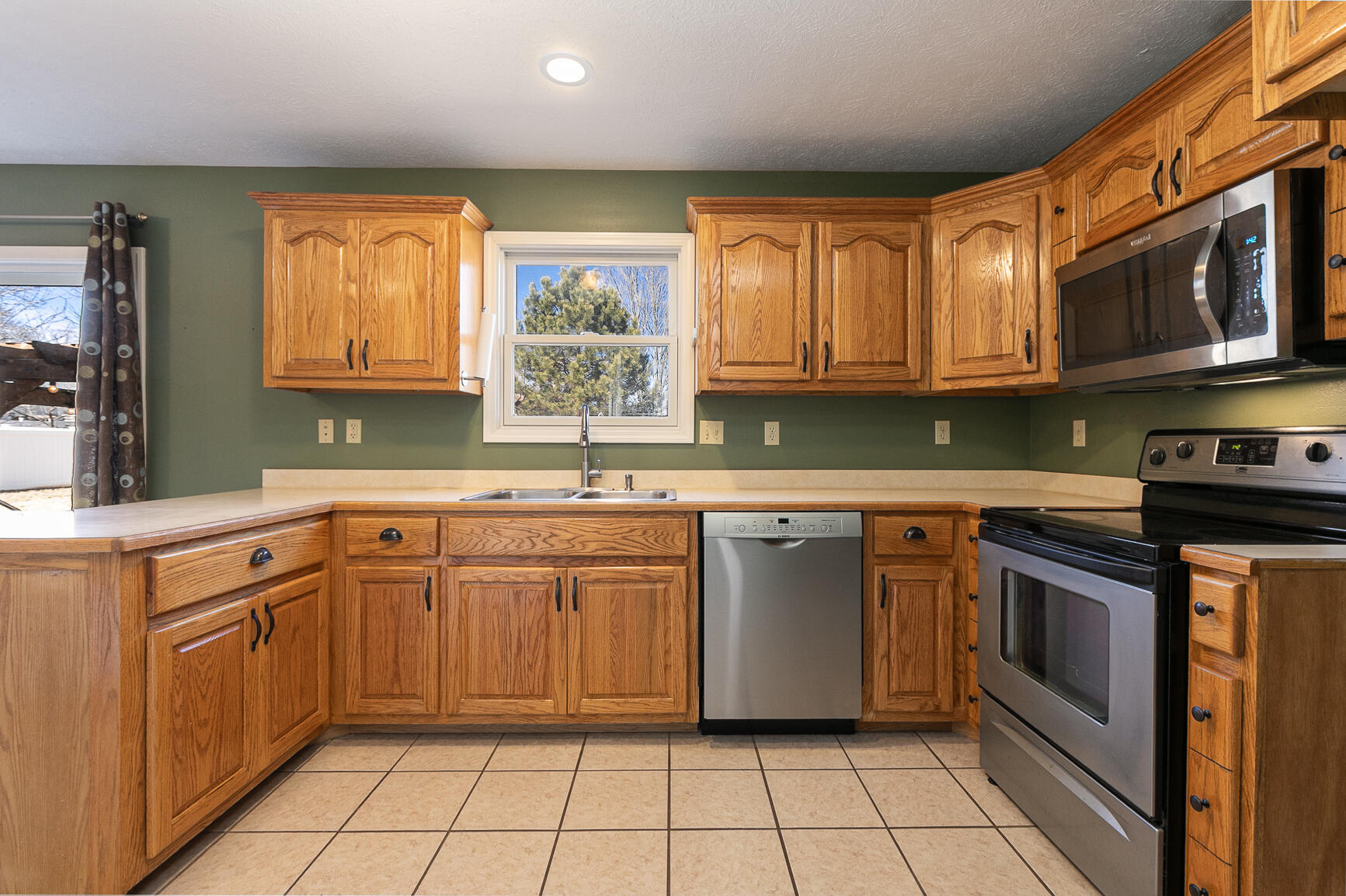 1175 East Maupin Street Property Photo 11